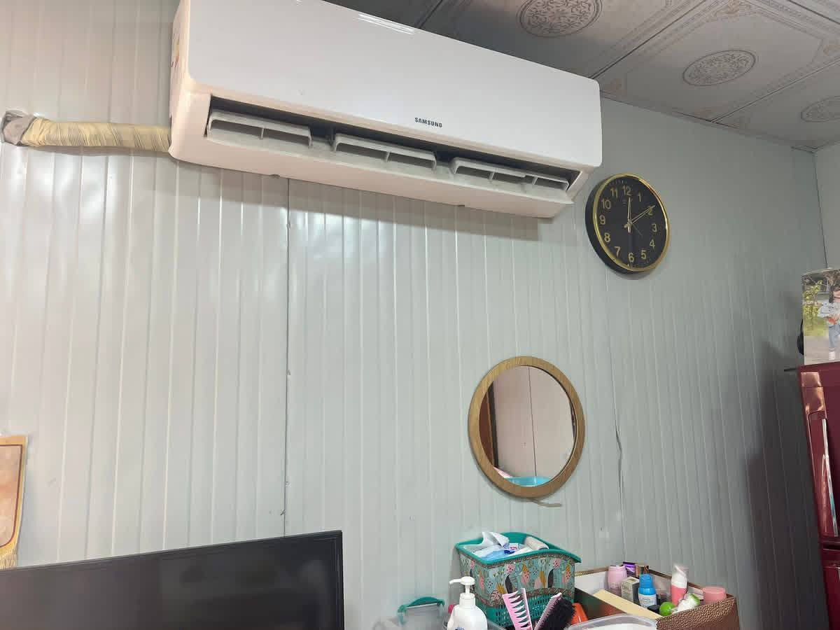 غرفه سندويج مستعمل نضيف وياهه تغليف وباب وشباج
***********
