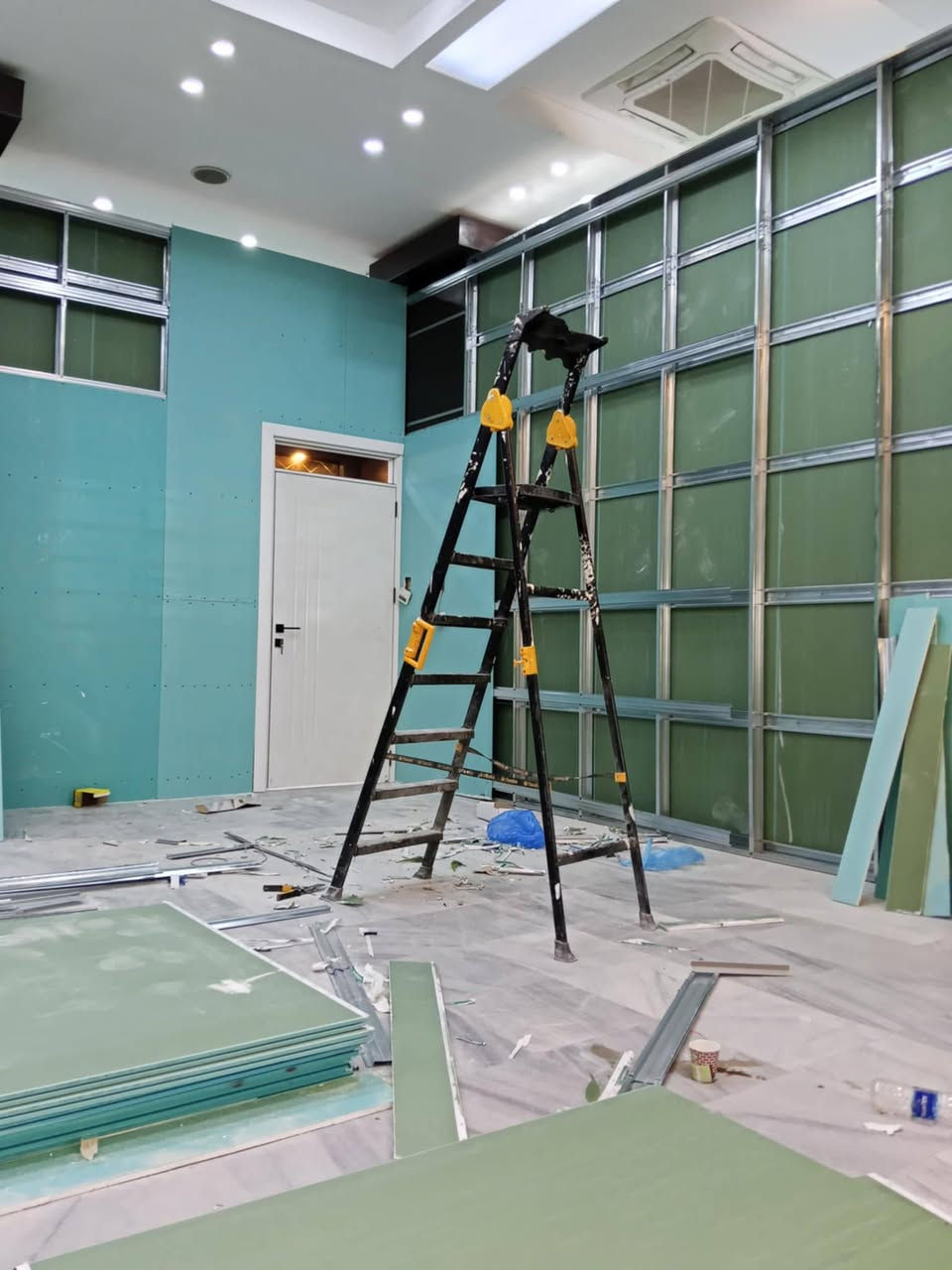 السلام عليكم كادر متخصص عمل معجون وصبغ وجهات وداخل جميع الديكورات متفرق حالين مكان العمل بغداد التصال ***********
كرسته وعمل جبس بورد 25
