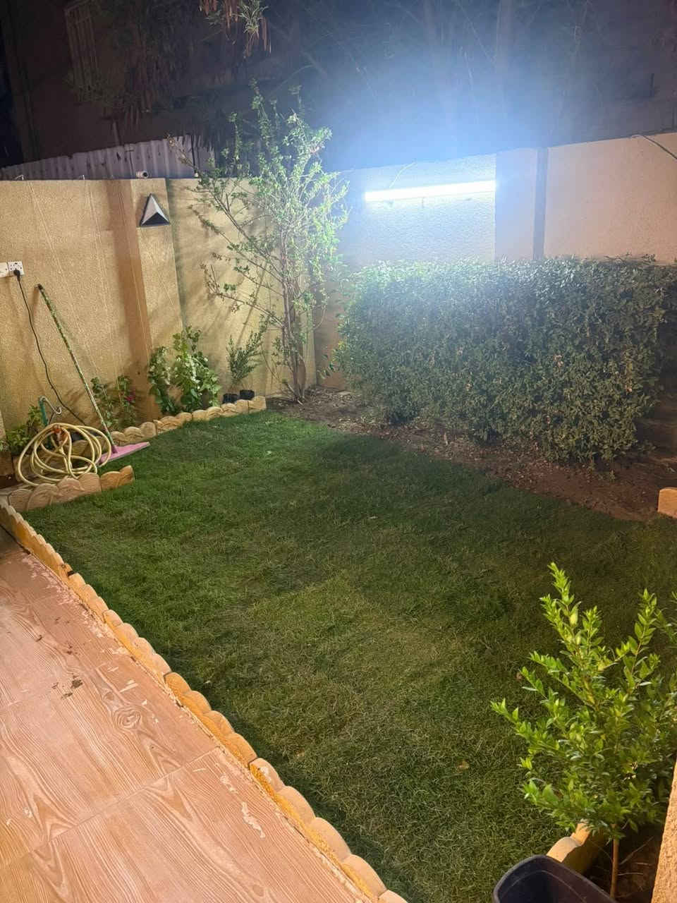 دار للبيع الزعفرانية حي الشموخ قرب المستوصف الصحي المساحة180م طابفين واجهه 9 نزال 20 سعر المتر 1300 وبي مجال الاستفسار الاتصال ***********
