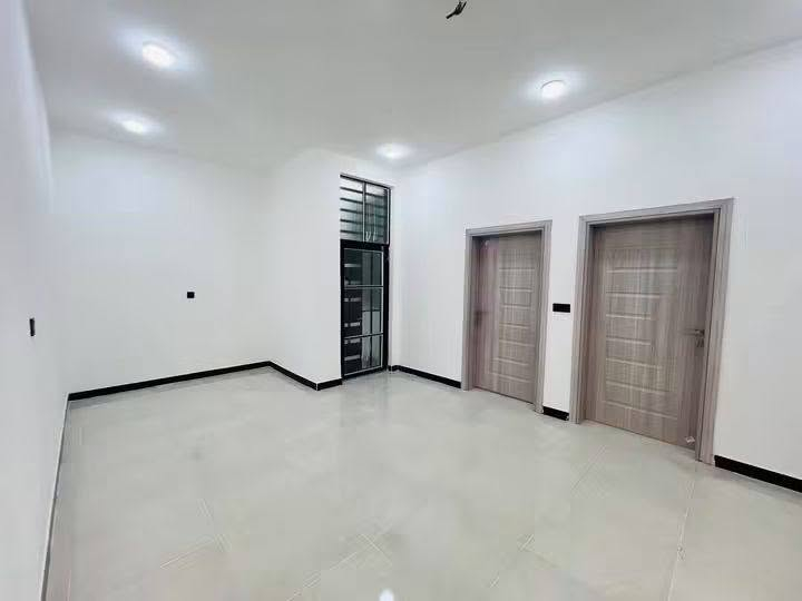 🏡دار للبيع🏡
المساحة: 130 متر مربعه

#بسعره مناسب جدا ٥٥ وبي مجال 
 
✅ #طابو_زراعي_سند_25_أقرار_محكمه

#الموقع: النجف ملحق ميسان شارع الزوار 

 

#مواصفات البناء:   غرفتين نوم / وصاله/  ومطبخ/ واستقبال /  صحيات داخليه وخارجيه 

بناء مرتب (أساس + سقف كونكريت + طابوك)
أرضية بورسلين أبو الـ 60

#الخدمات 
ماء كهرباء مدارس سوق  مولد تبليط بعرض 15 متر 

#للاستفسار والاتصال:
***********

