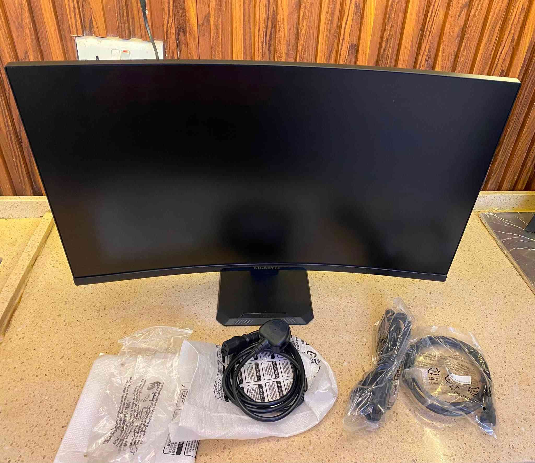 شاشه GIGABYTE (27inch) منحنيه
شاشه العاب (كيمنك) 
حجمها ٢٧ انج منحنيه
نظيفه كلش استخدام قليل 
الشاشه مو صينيه .. لو ما محتاج ما ابيعها 
سعرها ٢٠٠ الف
واتس ***********
