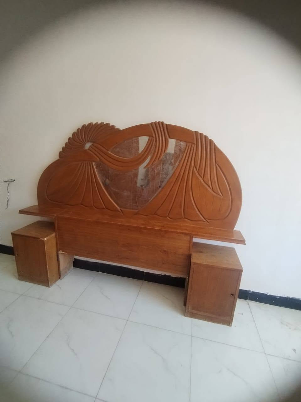 غرفه كلش حلوه واجهزه صبغ وقفاله ويدات وتلميع جاهزه بسعر مناسب الي يريد يتفضل خاص
