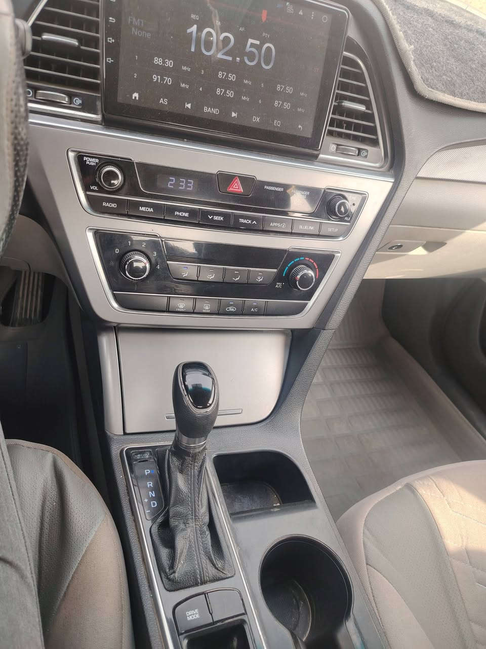 سيارة سوناتا موديل 2016 امريكي محرك 2400 اللون ابيض المواصفات عادية السعر 100ورقة المكان حلة رقم الهاتف ***********
