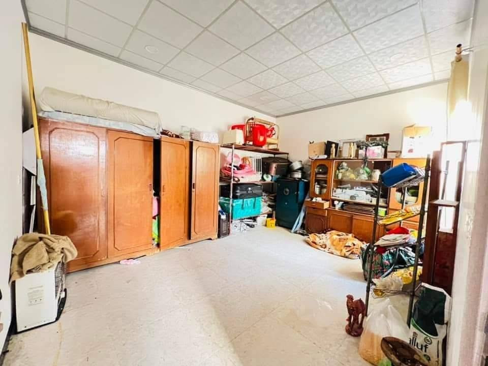 بيت 160 متر طابق ونص 4 غرف نوم 4 في 5 هولين 5 في 5 مطبخ حار بارد استقبال 4 في 4 صحيات طابق الاول وصحيات طابق 2 البيت واجهه 10 ركن شارع 10 امتار ماء كهرب تبليط قريب علشارع كرت بلدية ..السعر 130مليون قابل للتفاوض للاستفسار مكتب الخيمة سايدين الصورة الحدباء والاتصال على الرقم التالي 
***********
