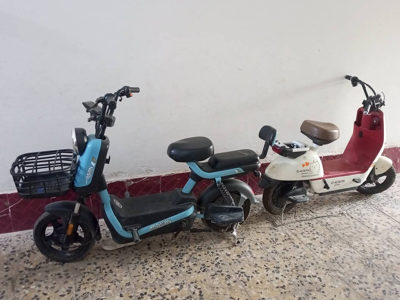 سلام عليكم شباب موجودات دراجات شحن للبيع اثنين شغالات وحده طافيه على الفحص حلوات ونضيفات والشراي بي خير ويدلل العنوان شاميه شارع 30 قرب مدرسة الخوله للبنات هاتف ***********
