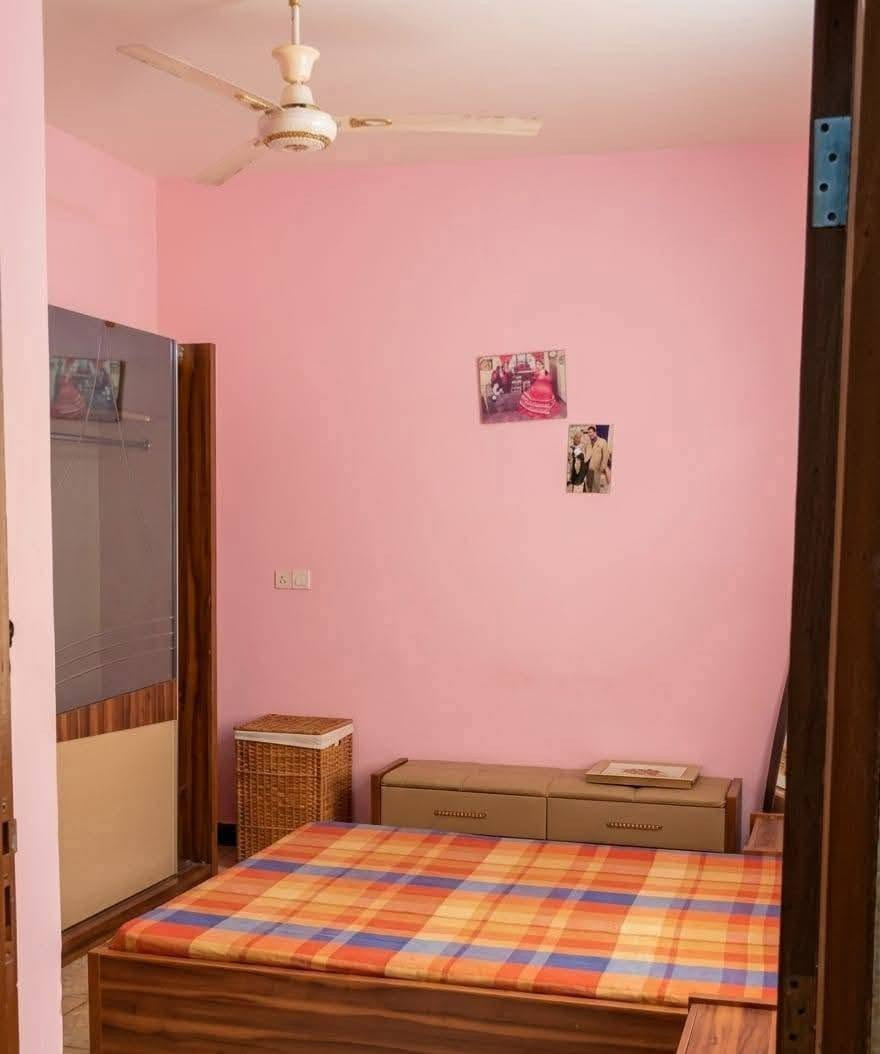 سلام عليكم بيت للبيع ٧٥
طابق ونص المربع الثالث شارع الكابينه الطابق الاول طرمه واستقبال ومطبخ وصحيات وممر وترك وغرفه 
الطابق الثاني سطح شتايكر وغرفه نص ستاره سندويج تركي فقط سندويج والارض شتايكر وبلكونه صغيره وبيتونه  سعر البيت ٧٥

نص مكتوب في الصور:
- ٢٠٢٦/٠٣/١٣ ٢:٣٢:٥٣ م
- الحَمامة
- بغداد محافظة