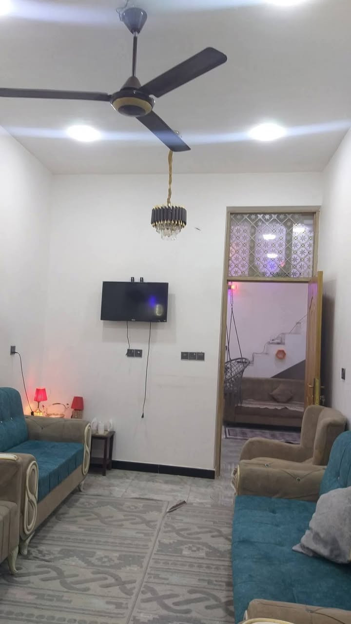 السلام عليكم دار سكن طابقين للبيع حديث البناء درجة اولئ في الكوت منطقة حي الحكيم الأولئ في الوائلية بالقرب من شارع الصب يقع على شارع 20م رئيسي مساحتة 140م طابقين البناء طابوق درجة اولى والسقف صب مسلح والارضية والجدران سيراميك ويتكون البيت من غرفتين نوم وصالة واستقبال ومطبخ وصحيات داخلية وخارجية ومرقم من قبل البلدية السعر 55 وبي مجال الاستفسار الاتصال على هذا الرقم ***********
