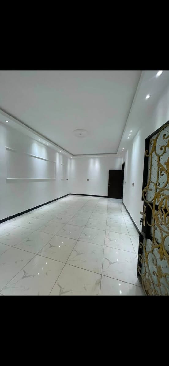 السلام عليكم سعر مناسب جداً جداً
بيت للبيع في حي الجهاد منطقه ديوان المخابرات 
مساحه البيت ١٥٠ متر  واجهه ٦ ونزال ٢٥ 
يحتوي البيت على 
٤ غرف نوم 
٢ حمام 
وصاله ومطبخ وكراج 
للاستفسار اتصل على الرقم التالي 
***********
