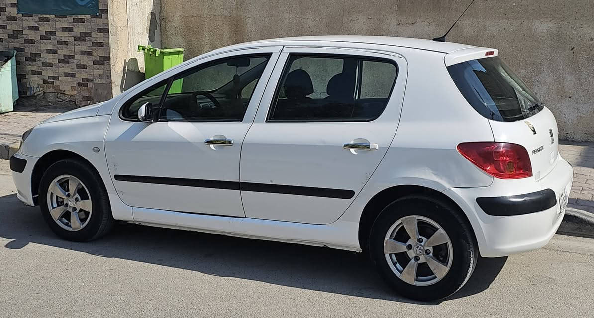 السلام عليكم بيجو فرنسي 307 موديل 2004 سيارة خليجية وحلوة ما بية شي نقص صدر جديد ادامة عامة كلشي مبدل بيهة تبريد ثلج سيارة ناعمة رقم بغداد اجنبي جديد سعرهة مناسب مكاني بغداد الحسينية رقم ***********
