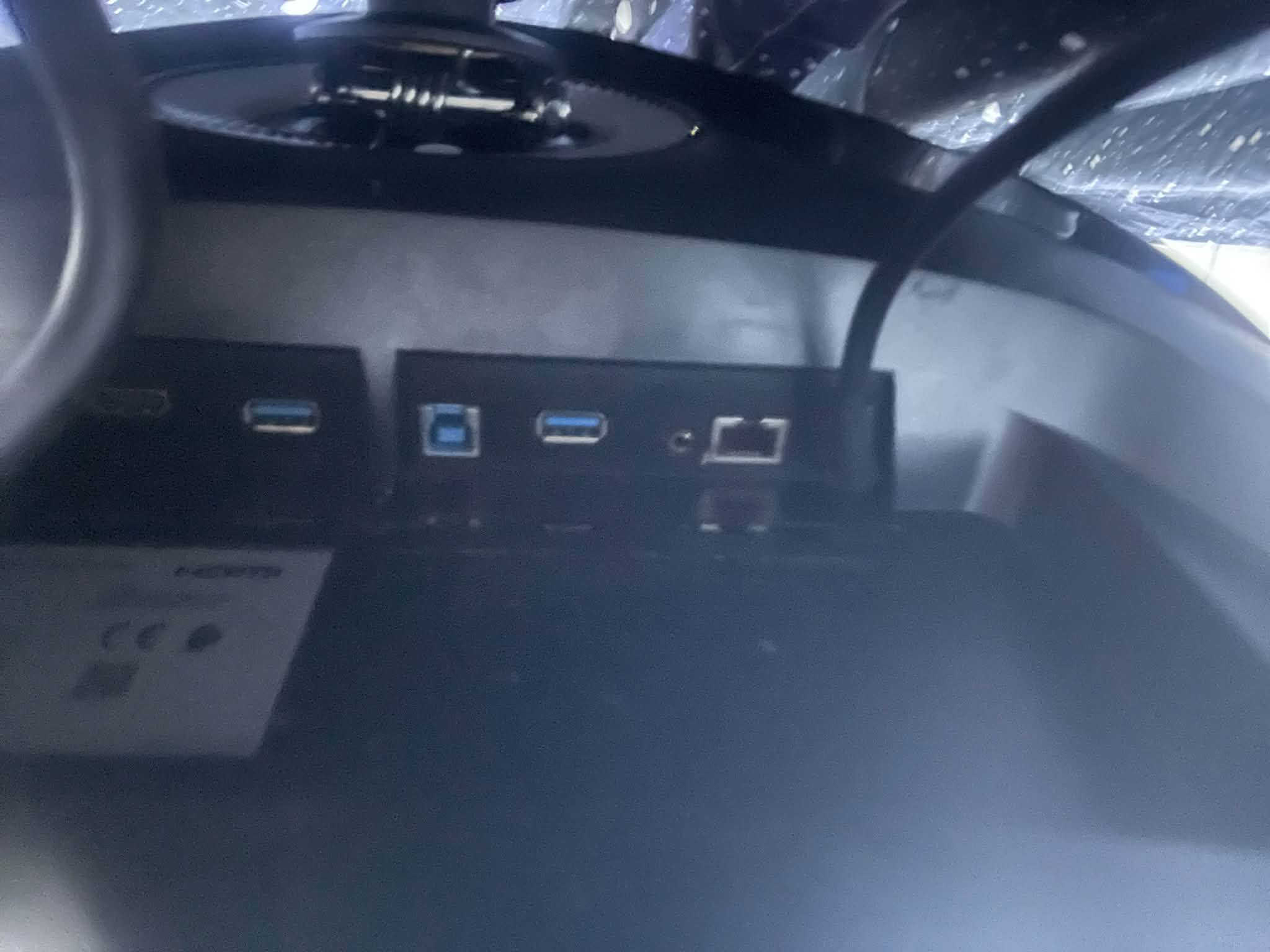 السلام عليكم Samsung odyssey g6
2k (1440 x 2560)

240hz (فريم)

HDMI 2.1 اثنين

DP 1.4

G-sync

HDR 10

حجم 32 inch 

تحتوي على مكبرات صوت 

المونيتر smart بنضام Samsung smart tv مع ريموت واحد

السعر : 550 و بيها مجال 

مكاني : البصرة المعقل و عندي توصيل فقط المناطق القريبة

رقمي : ***********
