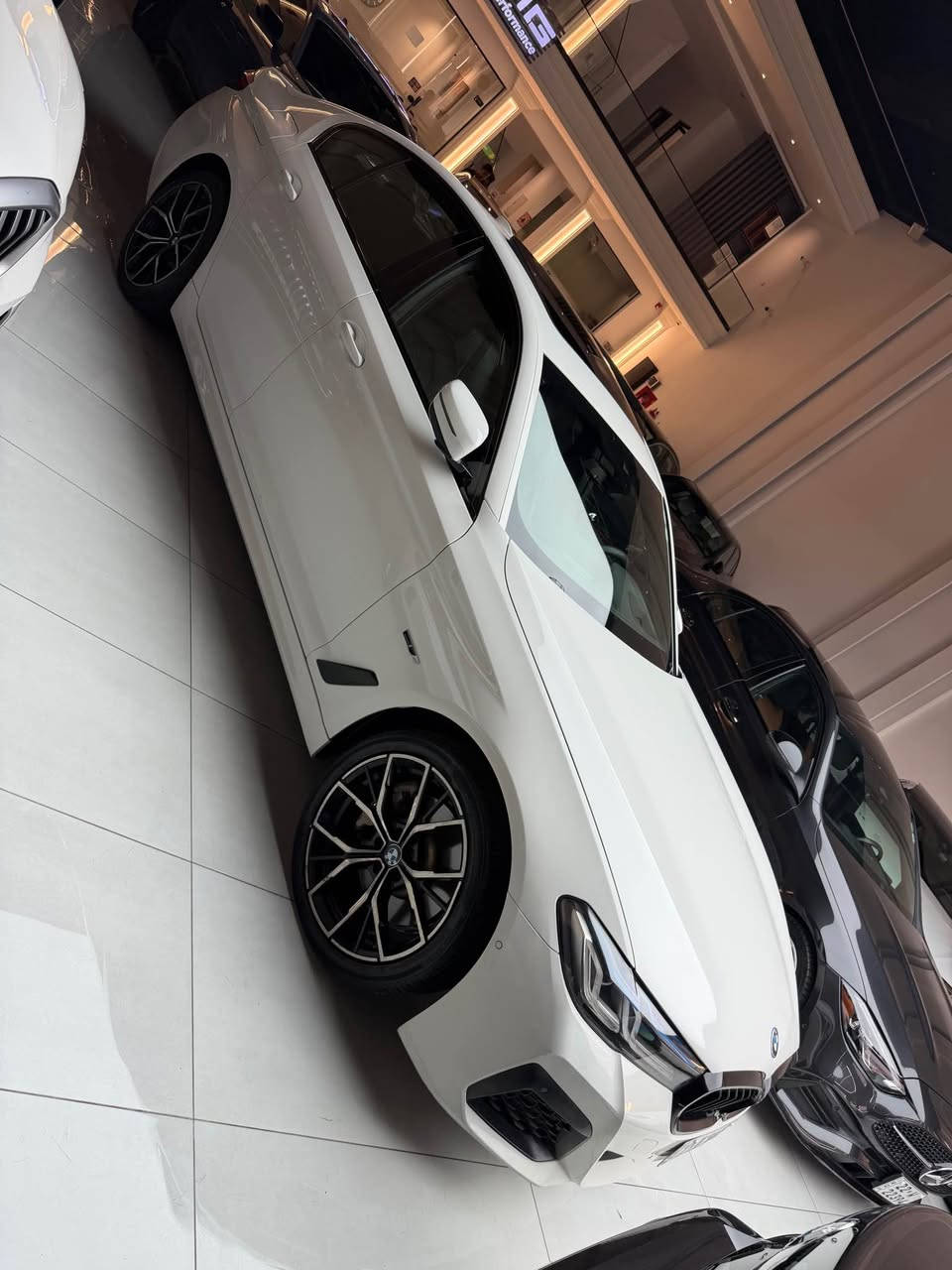 BMW 530e 
Hybrid bensin 
2022 M bellade 
40KM BA Patre darua ba full sha7nache 
Sayarakm be boyaxa 
Bas 3 Che PDR HAYA 
68 mil royya 
Masafat full 
Sama3a harmankardon 
Slayt sanduq shaft 
Sawty tanzel na dasty 
Sayaraka M belladya 
Lo Ma3lumat zyatr Datane talafon kay.
*********** أربيل, العراق

