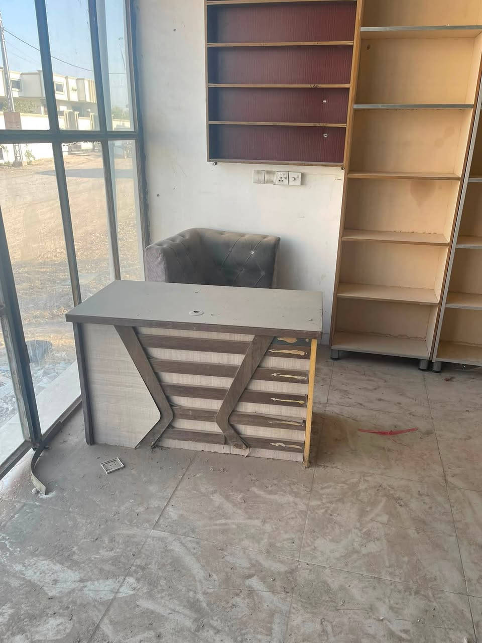 السلام عليكم ورحمة الله وبركاته 
للبيع ميز عرض مال اسواق 
شاشه مع كامرات ***********وات ساب
