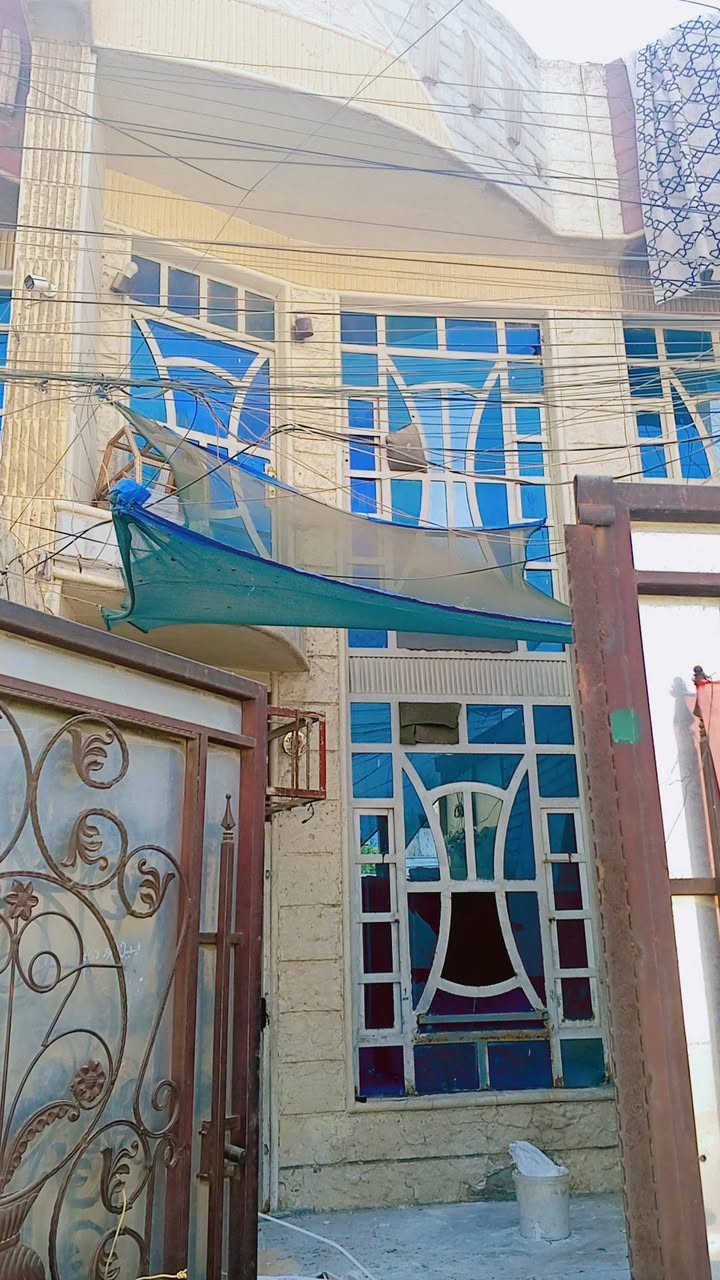 السلام عليكم  مكلفه بلنشر بيت طابقين 75 متر  الشعب شارع عدن محله 337  شارع اسواق فدك بنص الخدمات البيت على ظهر مدرسه حماة  نظيف بي طرمه واستقبال وحمام غربي ومطبخ ومنور والطابق الثاني غرفتين  ايجارة 500 البيت بدون دلاليه
