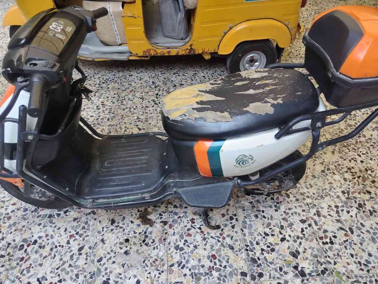 سلام عليكم دراجه شحن 7بطاريات جديدات  تايرات جديدات  نظام بطمه نظام حمايه  بس فجه طلع اشعار أحمر بل شاشه ما كامت تمشي ابيع عل حطه سعر300 بيه مجال  مكان شعب ***********
