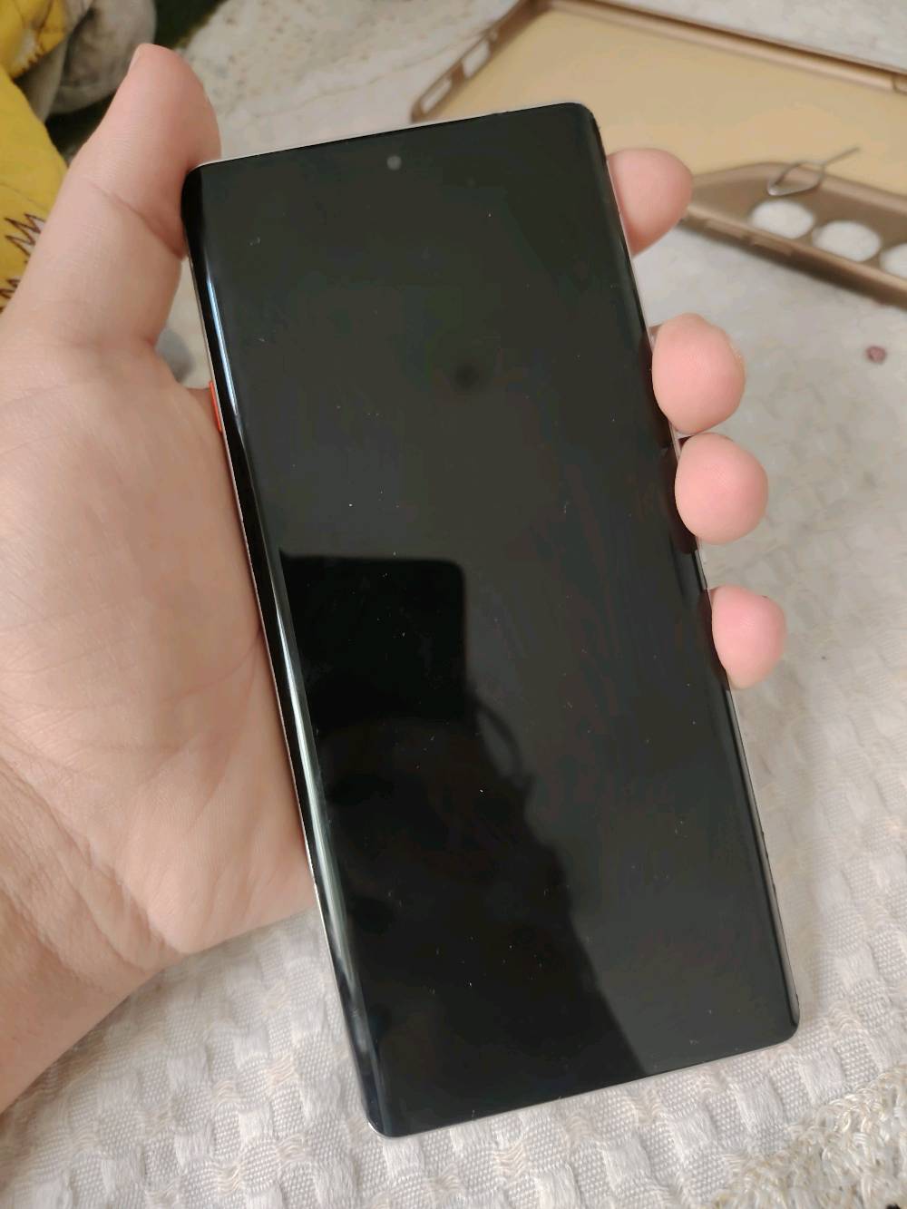 TECNO CAMON 40 Pro 5G اريده ب260 مع شاحنته الاصليه  ومبدل شاشه اصلي مكاني موصل موصافته
📱 الشاشة: 6.78 إنش AMOLED منحنية، دقة 1080×2436، وتردد 144Hz.
⚙️ المعالج: MediaTek Dimensity 7300 Ultimate بدقة تصنيع 4nm.
📸 الكاميرا الخلفية: 50MP رئيسية بمستشعر Sony LYT-700C وحجم 1/1.56" مع OIS + 8MP واسعة.
🤳 الأمامية: 50MP مع Auto Focus.
💾 التخزين: 256GB.
🧠 الرام: حسب النسخة 8GB أو 12GB حقيقية، مع إمكانية إضافة رام افتراضية.
🔋 البطارية: 5200mAh، شحن سريع 45W.
🌐 الشبكات: يدعم 5G.
🔊 الصوت: ستيريو + Dolby Atmos.
💧 الحماية: مقاومة ماء وغبار IP68/IP69.
📲 النظام: Android 15.
🔌 المنفذ: USB Type-C.
📡 يدعم NFC وGPS وBluetooth وWi-Fi وIR.
أبرز نقاطه: شاشة 144Hz، كاميرا رئيسية قوية مع OIS، معالج جيد جداً للفئة، ويدعم 5g
