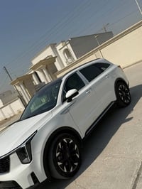 وبركاته للبيع كيا سورنتو موديل ٢٠٢٥ خليجي محرك ٦ سلندر سبعة راكب رقم ب...