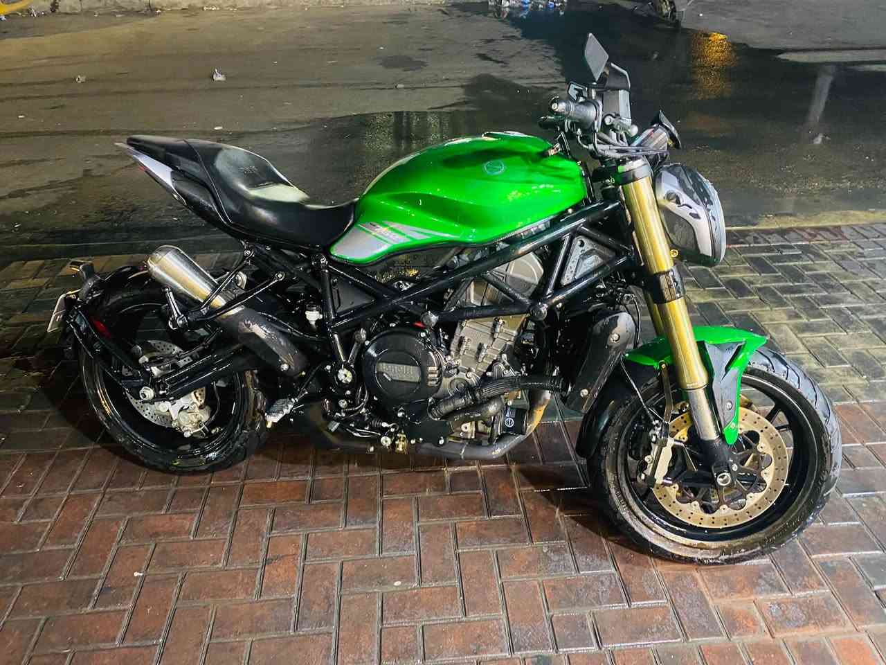 بنلي 752s لوحه وسنويه اربيل ترهم مراوس بنلي 302/Aps
ماشيه 4500كم بعدهي جديده 
عليها فجوج برمبو امامي وخلفي مـن الشركة
(Aps) الدراجه امامي وخلفي 
دبل امامي مقلوب رياضي مـن ماركة ممتازه 
ع وضع الشركة اي نقص مابيها 
راديتر مي انسه حماوه باصيف 2 بنكات بيها
حجم المحرك 754 cc 
2 بساتم
76 حصان معدل الدراجه فوك 220+ 

وزنها 220 يعني رزانه بمعنى الكلمه 
سعرها 8 ملاين بيها مجال قليل 
عنواني بغداد الشعب /***********
