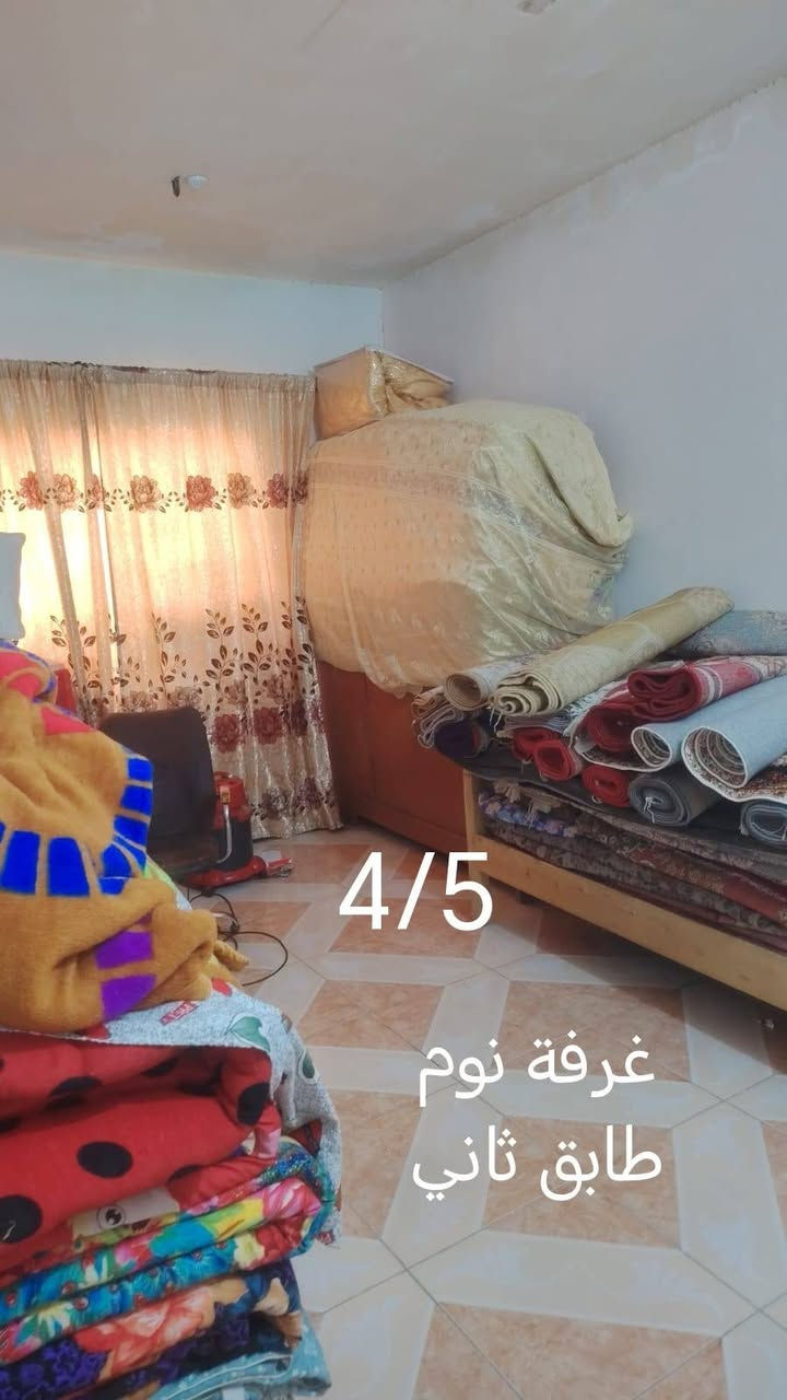 اسلام عليكم بيت للبيع مساحه 214
الواجه 10 متر
النزال 21 اونص
يحتوي على استقبال او هول خمس غرف نوم
او  حمامات اثنين او تواليت اثنين
المكان الشعب حي جزائر مقابيل شارع 25 على شارع سايدين
الرقم *********** يوجد واتساب

