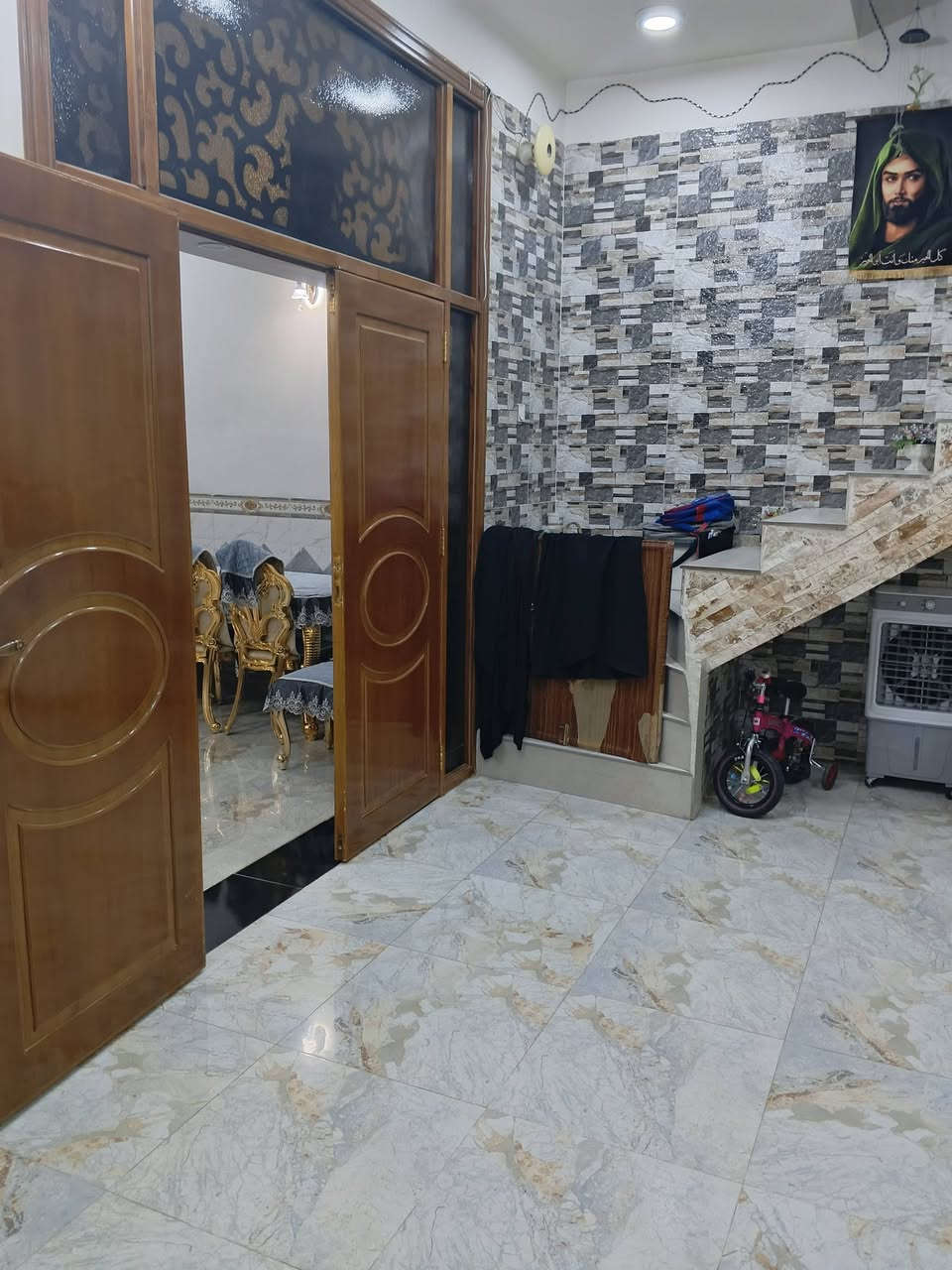 دار للبيع المساحه 180/متر طابق واحد غرفتين نوم 

حله ابو خستاوي شارع منصور بدايته موقع قريب علا شارع كربلاء خدمات كامله بناء حديث درجه اولى طابوك صب كونكريت 

وجه شارع قريب علا شارع كربلاء خدمات كامله 

يبعد عن شارع كربلاء يبعد 130/متر اقرب عرض شارع 12متر 

السعر 73وبي مجال بيع او مراوس//***********
