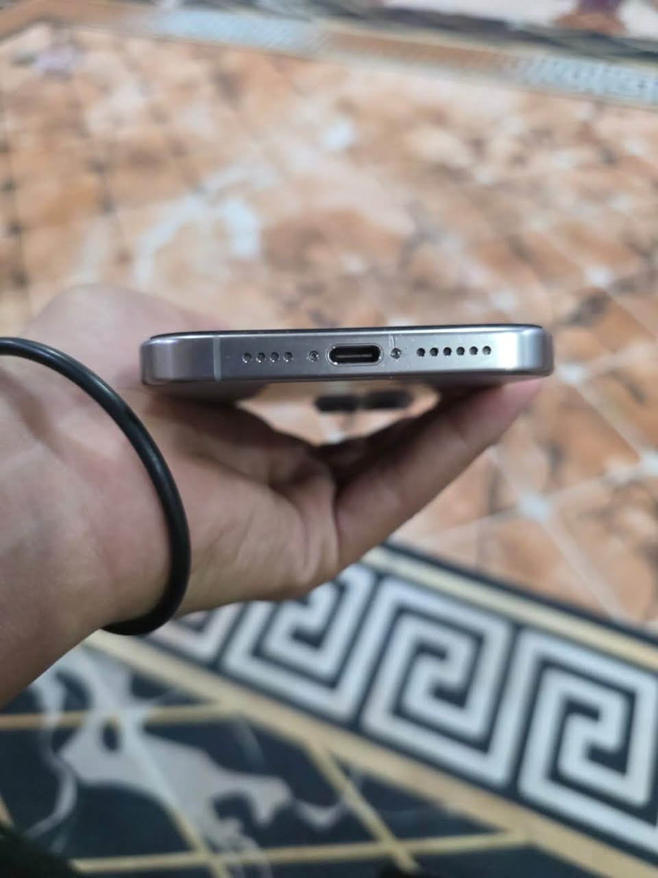 آيفون 15 برو ماكس جهاز نضيف مبدل ضهر بل ليزر ومبدل بطاريه اصليه من ابل ذاكره 250 بطاريه 100 عدد دورات 2 جهاز نضيف شرق اوسط نموذج A/AAويا كارتونه وكفر فقط جهاز حلو مرتب مال بيت سعره 875 وبي مجال مكاني البصره القرنه *********** موجود واتساب

نص مكتوب في الصور:
- حالة البطارية عادية تعمل بطارية iPhone هذه على النحو المتوقع. حول البطارية والضمان... الحد الأقصى للقدرة 100% هذا قياس لقدرة البطارية مقارنة بقدرتها عندما كانت جديدة. قد تتسبب القدرة المنخفضة بتقليل ساعات الاستخدام بين عملية الشحن والأخرى. عدد الدورات 2 هذا هو عدد مرات استهلاك iPhone لققدرة البطارية. معرفة المزيد... تاريخ التصنيع آب 2022 أول استخدام كانون الثاني 2025
- حول الاسم iPhone (15) إصدار iOS 26.6.2 اسم الطراز iPhone 15 Pro Max رقم الطراز MU793AA/A الرقم التسلسلي FXF4J67Q05 انتهت صلاحية التغطية سجل تاريخ القطع والخدمة الأغاني 0 الفيديوهات 236 الصور 1,514 التطبيقات 36 السعة 256 غ.ب.