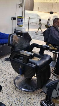 متوفر كراسي حلاقة عدد 2للبيع نضافة 90% 07722779396/واتساب/اتصال العنوا...