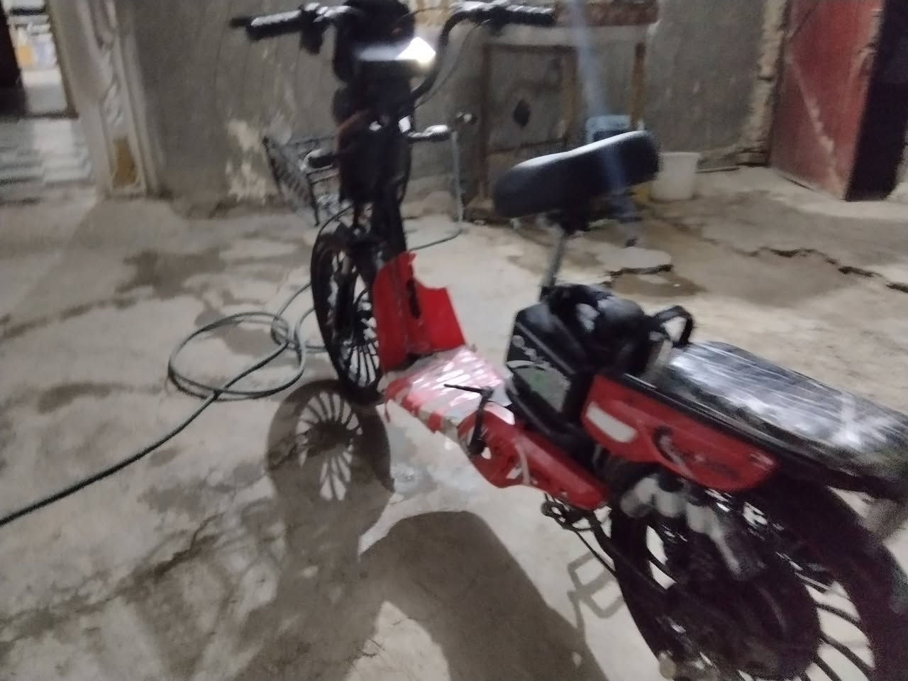 سلام عليكم عندي باسكل شحن لبيع حجم 20 لون حمره موديل 24 تأيرات  جدد ليوم شديتن مابي شي بطاريات جدد سعر 250 وبي مجال حك جيه وبيك خير وتدلل الشري رقم***********
