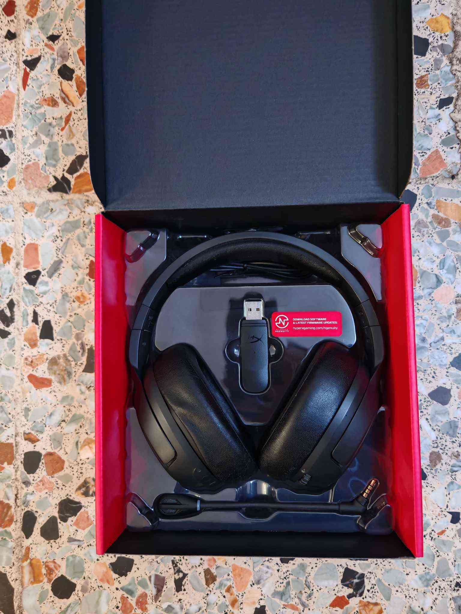 للبيع هايبر اكس كلاود فلايت اس وايرليس مستعمل نظيف جدا (HyperX Cloud Flight S Wireless)

سماعة ألعاب لاسلكية احترافية من هايبر اكس HyperX، بحالة نظيفة جداً واستعمال شخصي قليل البطارية بعدها ميه بالميه 30 ساعه، فقط جلد الرأس الهيدباند واكع منه اثر التنظيف موضح بالصور وتكدر تبدله بالصناعه او اي احد عنده اكسسوارات سماعات.

السماعة تعمل بشكل ممتاز، وجميع الوظائف والأزرار والمايكروفون والاتصال اللاسلكي شغالة، وتأتي مع الكارتون الأصلي وجميع الملحقات.

 أهم المميزات
 اتصال لاسلكي 2.4GHz
اتصال سريع ومستقر بدون تأخير ملحوظ، عن طريق USB Wireless Adapter.

 صوت قوي وواضح
درايفرات بحجم 50mm تعطي صوتاً واضحاً وقوياً للألعاب، الأفلام والموسيقى.

 تقنية Virtual 7.1 Surround Sound
صوت محيطي افتراضي يساعد على تحديد اتجاه الخطوات، الطلقات والأصوات داخل الألعاب.

 عمر البطارية يصل إلى حوالي 30 ساعة حسب مستوى الصوت وطريقة الاستخدام.

 شحن لاسلكي Qi
تدعم الشحن اللاسلكي باستخدام قاعدة شحن متوافقة مع معيار Qi، بالإضافة إلى الشحن عن طريق USB.

 مايكروفون قابل للفصل
مايكروفون Noise-Cancelling قابل للفصل، مع زر لكتم الصوت ومؤشر LED.

 تقنية Mic Monitoring
إمكانية سماع صوتك أثناء التحدث.

 التحكم بصوت اللعبة والمحادثة بشكل منفصل
يمكن تعديل توازن Game / Chat مباشرة من السماعة.

 أزرار تحكم مباشرة على السماعة
التحكم بالصوت، التشغيل، كتم المايك، تشغيل/إيقاف 7.1 وغيرها بدون الحاجة لاستخدام الحاسبة.

 وسادات أذن مريحة مناسبة لجلسات اللعب الطويلة.

 برنامج HyperX NGENUITY
إمكانية تخصيص بعض إعدادات السماعة والأزرار من خلال البرنامج.

 المواصفات الاخرئ
• مدى الاتصال: يصل إلى 20 متر تقريباً
• الاستجابة الترددية: 10Hz – 20kHz
• المقاومة: 32Ω
• الوزن: حوالي 310g
• الوزن مع المايكروفون: حوالي 320g

 المحتويات

 السماعة HyperX Cloud Flight S
 المايكروفون الأصلي القابل للفصل
 USB Wireless Adapter الأصلي
 كيبل الشحن USB
 الكارتون الأصلي
 جميع الملحقات الأصلية الموجودة معها

 الحالة
 نظيفة جداً واستعمال شخصي قليل
 بدون كسر
 الصوت يعمل بشكل ممتاز
 الاتصال اللاسلكي يعمل بشكل ممتاز
 المايكروفون يعمل بشكل ممتاز
 جميع الأزرار والتحكمات تعمل

 الموقع: بغداد، الغدير قرب الربيع سنتر

 السعر: 115،000 دينار عراقي بي مجال بسيط جدا

 المعاينة والتجربة متاحة قبل الشراء.

 يوجد توصيل لبغداد المحافظات

 للمهتمين، مراسلة خاص او على رقم الهاتف 
*********** بغداد, العراق
