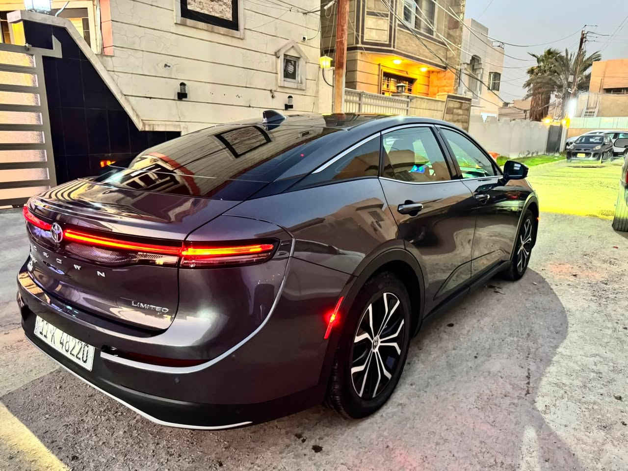 سلام عليكم 
للبيع تيوتا كروان  2024
رقم بغداد 
حادثها فقط باب خلف سائق تم تبديله باب اصلي وكاله وصبغته وباب السائق الحافه تم تعديله ونصبغ ثلاثة اصابع ايرباك البرده  وكشن السائق فقط 
والباقي كفاله من التبديل والصبغ والفتح 

🔹 المحرك: 2.5 لتر هايبرد (4 سلندر)
🔹 القوة: حوالي 236 حصان
🔹 ناقل الحركة: أوتوماتيك
🔹 الممشى: (34)
🔹اللون الخارجي: (فيلي)
🔹 اللون الداخلي: (جلد اسود)

✨ المواصفات:
• شاشة معلومات وترفيه كبيرة مع نظام 
• نظام صوتي jbl
• حساسات أمامية وخلفيي
• مثبت سرعة راداري
• نظام المحافظة على المسار
• فتحة سقف (بانوراما)
• ⁠خمس كامرات
• ⁠رادرات امامي خلفي جانبي 
• مقاعد جلد فاخرة مع تدفئة وتبريد
• دخول ذكي وتشغيل بصمة
• إضاءة LED كاملة
• نظام الفرملة التلقائية
• تنبيه النقطة العمياء
• تنبيه التصادم الأمامي
• وسائد هوائية متعددة
تخم تاير وباتري جديد 

السعر 268$ قفل قفل بدون عمله كلشي اكو بالسوك 

📌 الموقع: بغداد حي الجامعة
اللاستفسار. 
رقمي ‭***********
