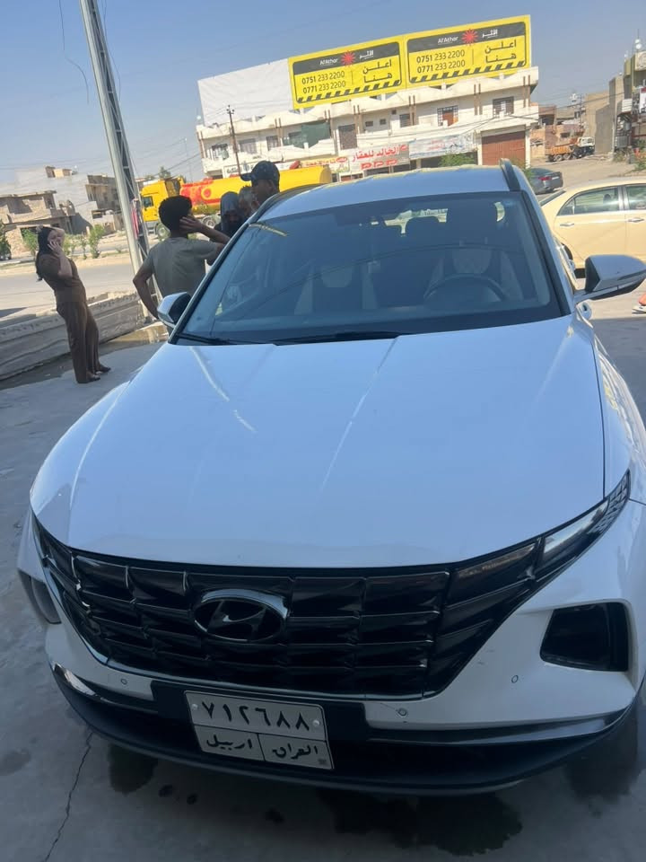 بيبييع مستعجل السعررر 180 قفللل
مكان السيارة الموصل 
🚗 للبيع سيارة هيونداي توسان خليجي موديل 2021

(الجيل الجديد كلياً)!  
السيارة كلين ماعدا بغصة بسيطة
فول مواصفات عدا البانوراما 
الموديل: 2021 (الشكل الجديد)
 اللون: أبيض (كما موضح بالصور)
 المسافة المقطوعة (الممشى): 150,000 كم
 المقاعد (الكشنات): جلد بلاد (بحالة ممتازة ونظيفة)
 تحكم المقاعد: كشن كهربائي
 الإضاءة: إضاءة LED أمامية وخلفية ممتازة
 المرايا: مرايا شفط (طي كهربائي)
 الحساسات: حساسات مساعدة للركن والاصطفاف
 العجلات: جنوط ألمنيوم أصلية
 الحالة العامة: السيارة نظيفة جداً ومكفولة، محرك وگير شرط  بحالة ممتازة.
***********
