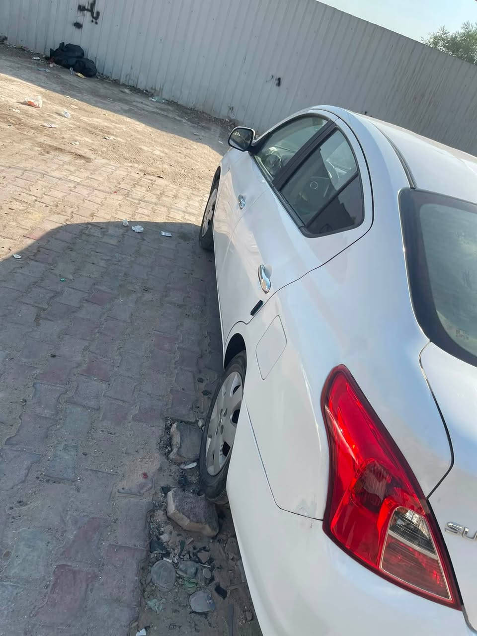 سلام عليكم نيسان سني هندي موديل 24 سياره مكينه كير تبريد فول بيها قطعه وحده جاملغ الخلفي من جهت السايق وبيها طخطخات بل باب ممبينه سياره ماشيه 50 
السعر 110 وبيها مجال حك الجيه 
مكانها بغداد الاعظميه 
سياره باسمي تحويل ثاني يوم 
لأستفسار ***********
