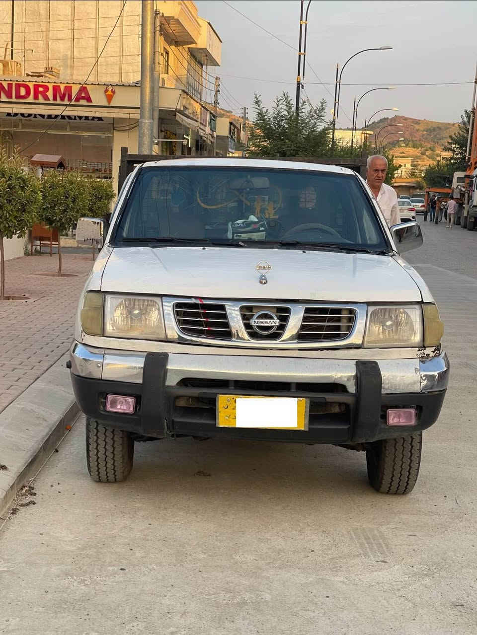 بەناوی خودا

نیسان مۆدیل ٢٠٠١ ئارمی پلاستیکی هەولێر..تەبریدە پێشو دوای تازە داگیراوە بێتەقەو رەقە مالی دۆستە..چوار تایەی تازەی بۆ بەستراوە.. 
ناونیشان پێنجوێن..
ژم—*********** بنجوين, السليمانية

