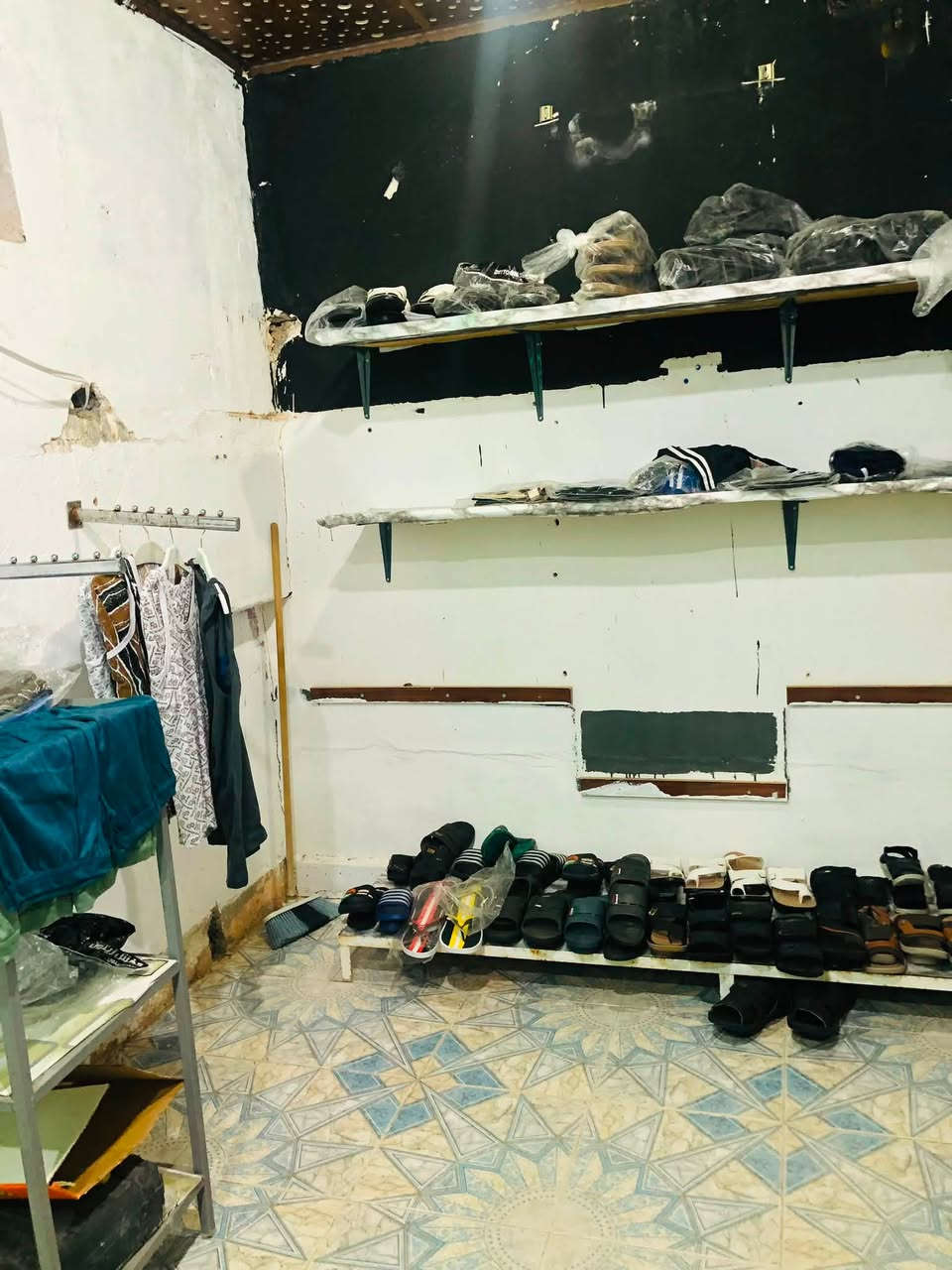 مكلف بـ النشر 🔴 السلام عليكم ورحمة وبركاته بعون الله تـم افتتاح محل البسه شبابيه (شحاطات + جوارب + شفقات + داخليات + عطور + دهونات ) بأدارة قتيبه 
الرقم : ‭***********‬
العنوان  : قرب المنتزة مقابيل خياطة ابراهيم البدر 
زورونا وحياكم الله
