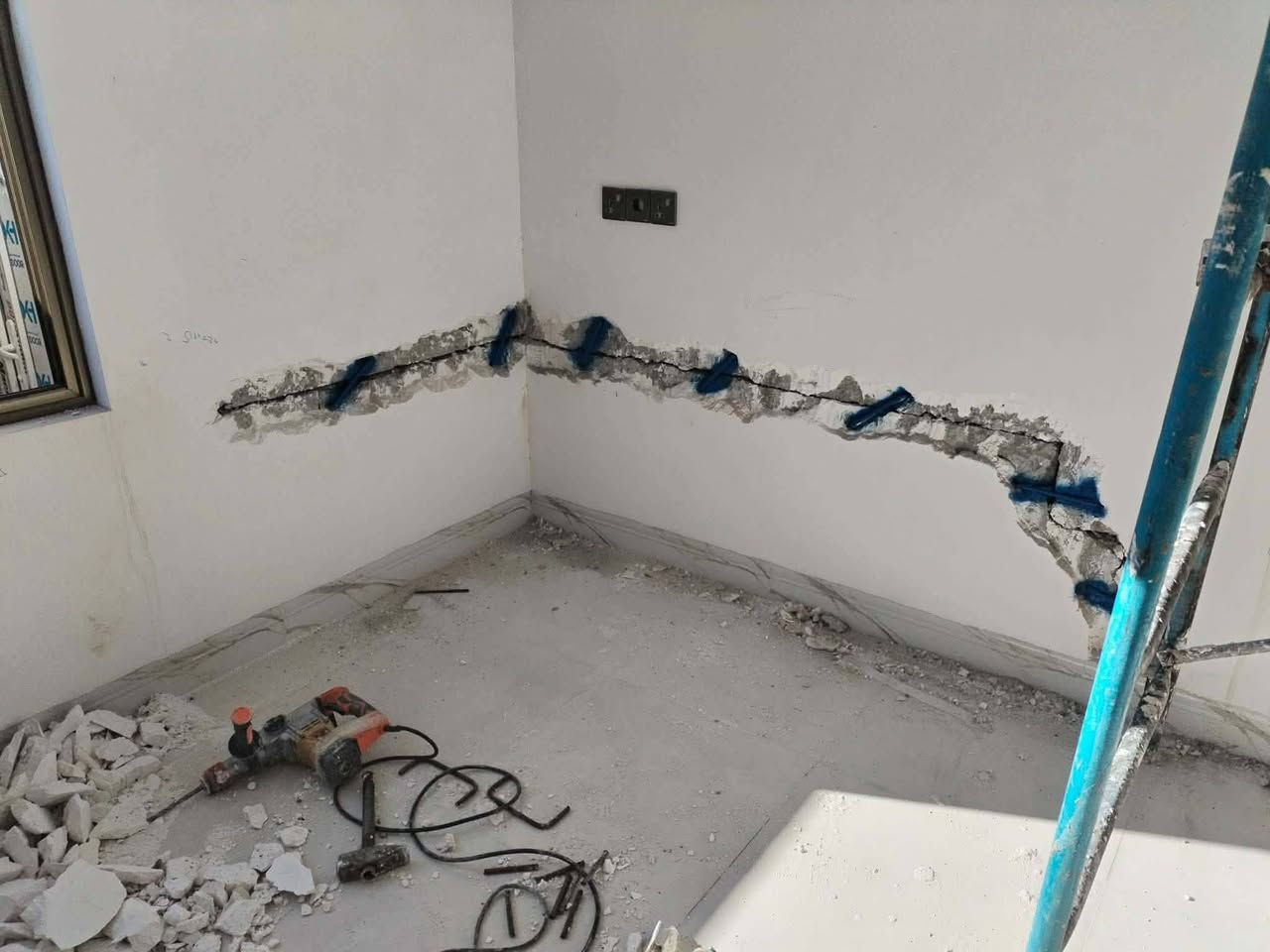 اسطه تصليحات فطر بياض لبخ بناء تصليحات  والترميم كافة المنازل
معالجه الرطوبه  والتشقق الجدار وكل مايخص البناء والترميم  
***********
