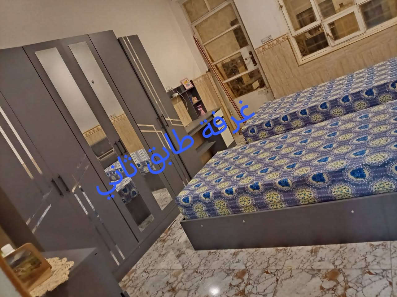 السلام عليكم دار للبيع مساحه ١٥٠متربكويريش واجه ٧اونص نزال ٢٠بناء فول خلف صيدلية عبدالله مدخل ٤٠٠٠ثاني فرع عليمين باسمي بناء درجه اولى ٤غرف نوم صاله عدد٢ واستقبال حمامات عدد٢ حمام معزوله مطبخ حار بارد ارضيه مرمربناء حديث الأساس رفت للاتصال ***********باسمي الشراي يتصل

نص مكتوب في الصور:
- صالة طابق ثاني
- غرفة طابق ثاني
- غرفة طابقين