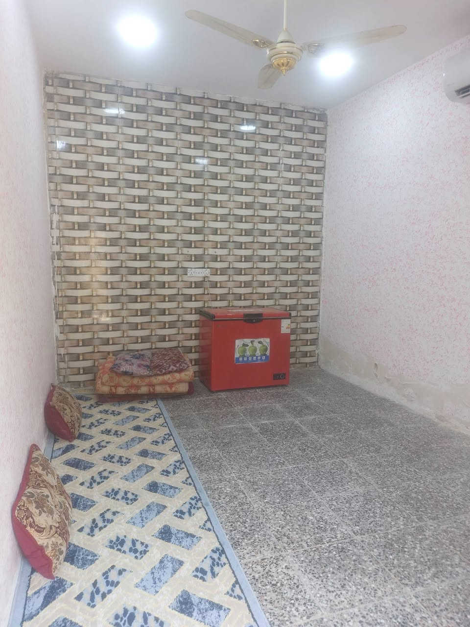 ياالله
بيت للبيع المساحة أكثر من ١٠٠ متر 
العنوان الدسيم الفتحه المقابل قطاع ٧٢ 
بضهر المتنزه أول فرع عاليسار السعر 60 وبي مجال 
رقمي *********** بي واتساب
