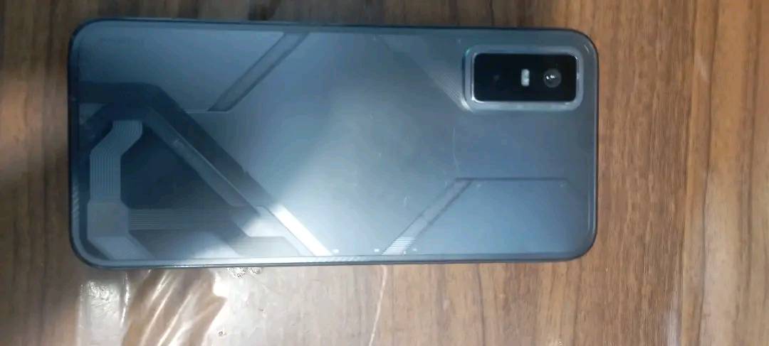 انفنكس gt ٣٠ pro 
جهاز نظيف بطاريه ٩٦ بيه طخه بالشاصي موجوده بالصوره الجهاز لا مفتوح ولا شي يجي وياه شاحنته والكارتونه مالته بسعر٣٣٠ وبيه مجال
الجهاز من أي مدينة/منطقة؟ وإذا تفضّل تسليم يد بيد لو شحن؟: 
بغداد الشعب( الثعالبه) 