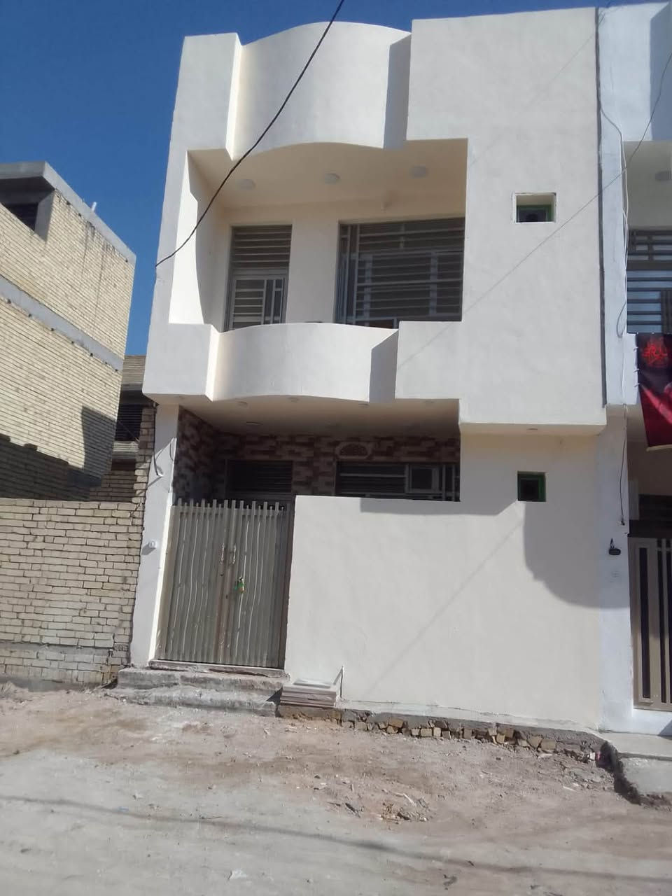 دار للبيع... بناء جديد زيرو تسليم مفتاح
طابقين.. عرفت نوم و صالة و مطبخ و حمامات عدد 2 جوة و فوك المساحة 50 متر   قرب بانزين خانه قطاع 15 .. وتساب او اتصال ***********
