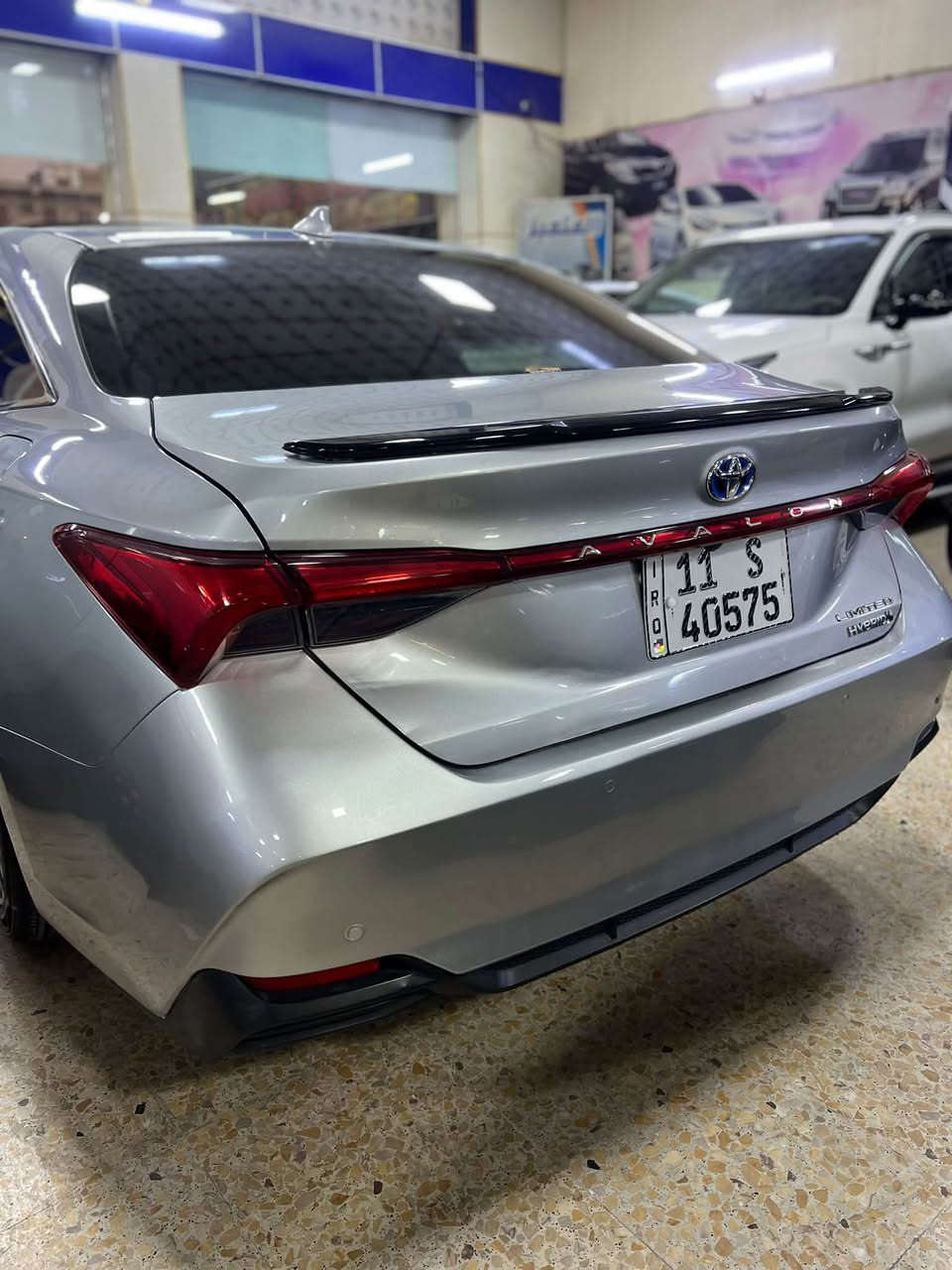 للبيع: تويوتا أفالون 2022 (هايبرد)  

 السيارة: تويوتا أفالون (Toyota Avalon)  

 موديل: 2022  

 المحرك: هايبرد (اقتصادية جداً في استهلاك الوقود)  

 اللون الخارجي: رصاصي (سيلفر)

 الحالة العامة: ممتازة جداً، مكفولة من الناحية الميكانيكية والشاصي، محرك وغير وباتري الهايبرد بشرط الفحص.  
 
المواصفات والإضافات:
 شاشة عرض دعم Apple CarPlay / Android Auto
 نظام بصمة تشغيل والدخول الذكي
 حساسات أمامي وخلفي + كاميرا
 أنظمة أمان وتثبيت سرعة متطور
 تكييف ممتاز ومقصورة بحالة الزيرو  

السعر: [24.000$] قابل للتفاوض البسيط)

المكان: [الانبار / الفلوجة]
للتواصل والاستفسار: [***********]
