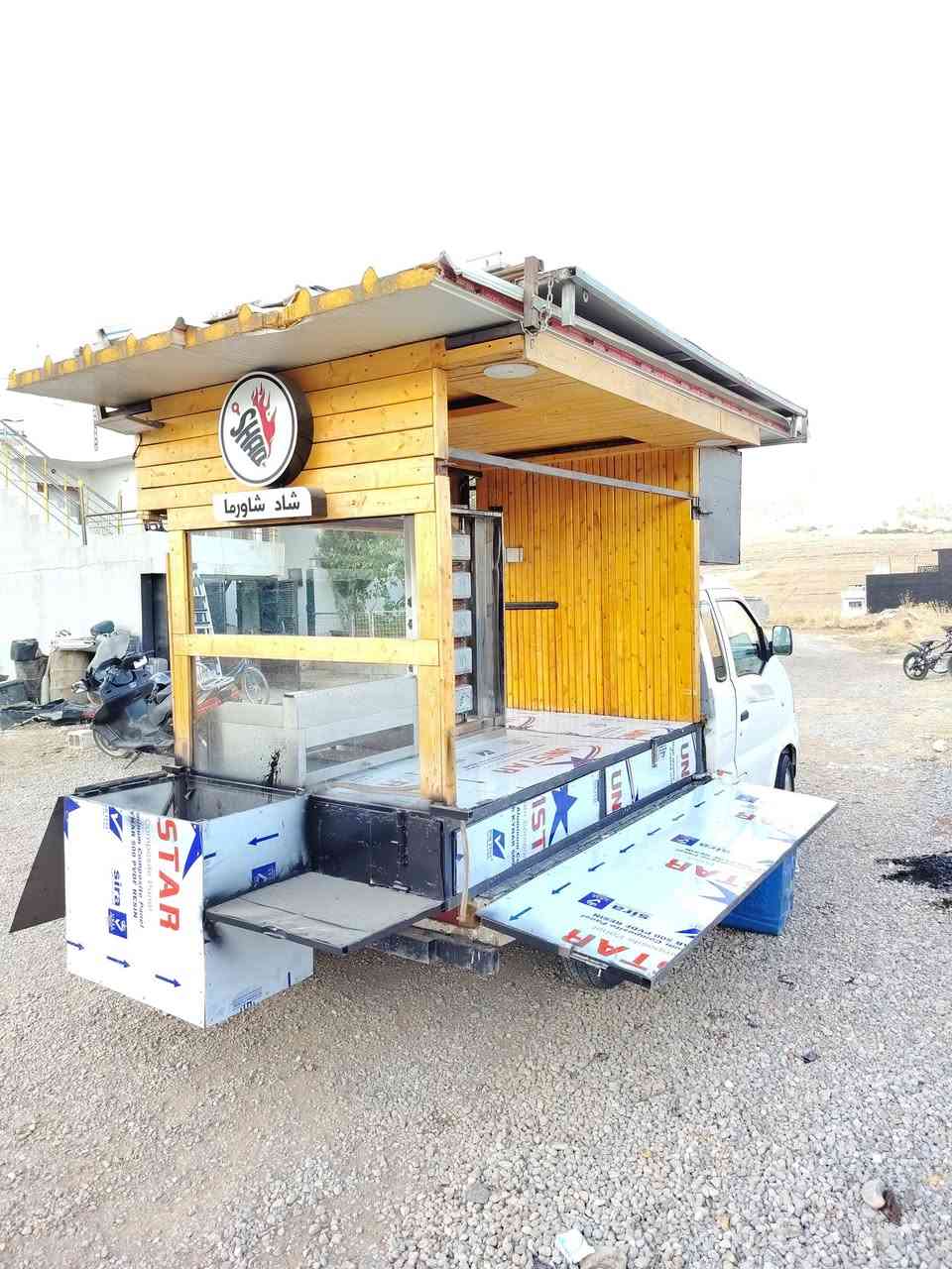 السلام عليكم
هایفی 2012 بۆ فرۆشتن
گێر و مەکینەی بەشەرت
بەکامل ئەشیای شاورمەوە دەیفرۆشم
گێری تازە بۆ بەستراوە
مەکینەی بەشەرتە
کەپرەکەی تازەیە
کارەبایی سەیارەکە و کەپرەکەش بەشەرتە
زۆر پوخت و خاوێنە ماڵی کەسابەتە
کامل ئەشیای شاورمەی لەگەڵە لە شاوەیە تا  چەقۆ
تەنها کەسێکی کاسبی دەوێ
شوێن ڕانیە
موشتەری نیت بۆ سعر تەلەفۆن مەکە لەگەڵ ڕێزم
***********
