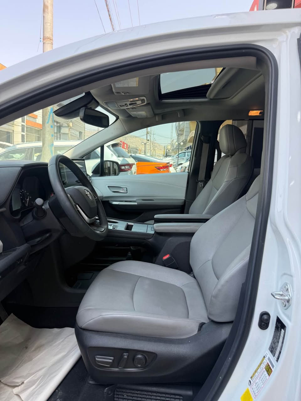 Toyota Sienna Hybrid
موديل 2025 مواصفات Hybrid XLE فول بدون فتحة 
ماشية 16 الف كير محرك و ارباك بشرط
صبخ جملخ و شبر بوند بدون شاصي بدن و براكيت شوية
السعر السيارة 305 ورقة و شوية مجال 
***********☎️ دهوك, العراق
