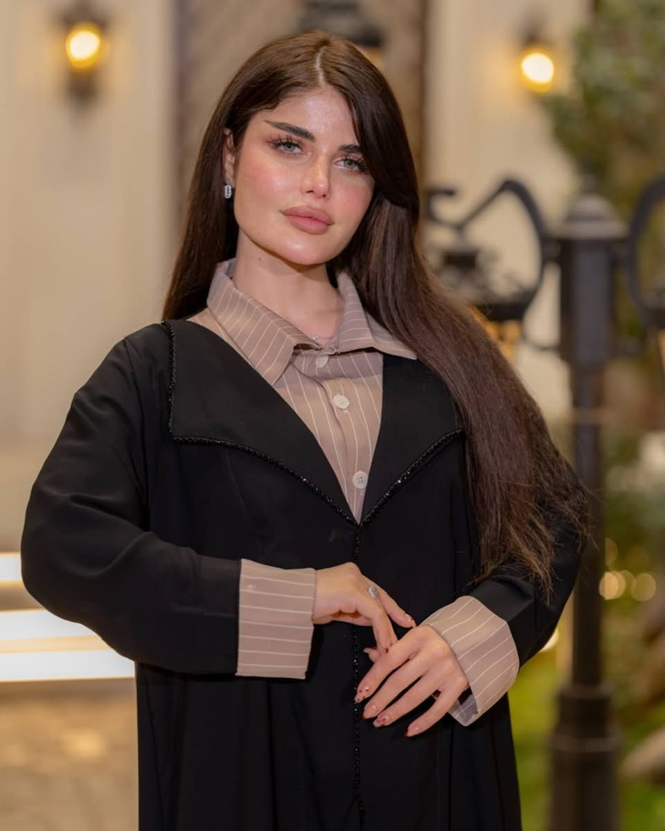 #موديل ڪويتي فصال جامعي😍
🎗️يتڪون من قميص متصل بالبشت مع دكم من الامام✨الأقماش جرجيت ڪوري الأصلي💯
📇#قميص
🎗️قياساتـه :- من وزن 50 الى وزن 115 🎨🎨 الألوان :-←أبيض
←أسود
←شانيل
