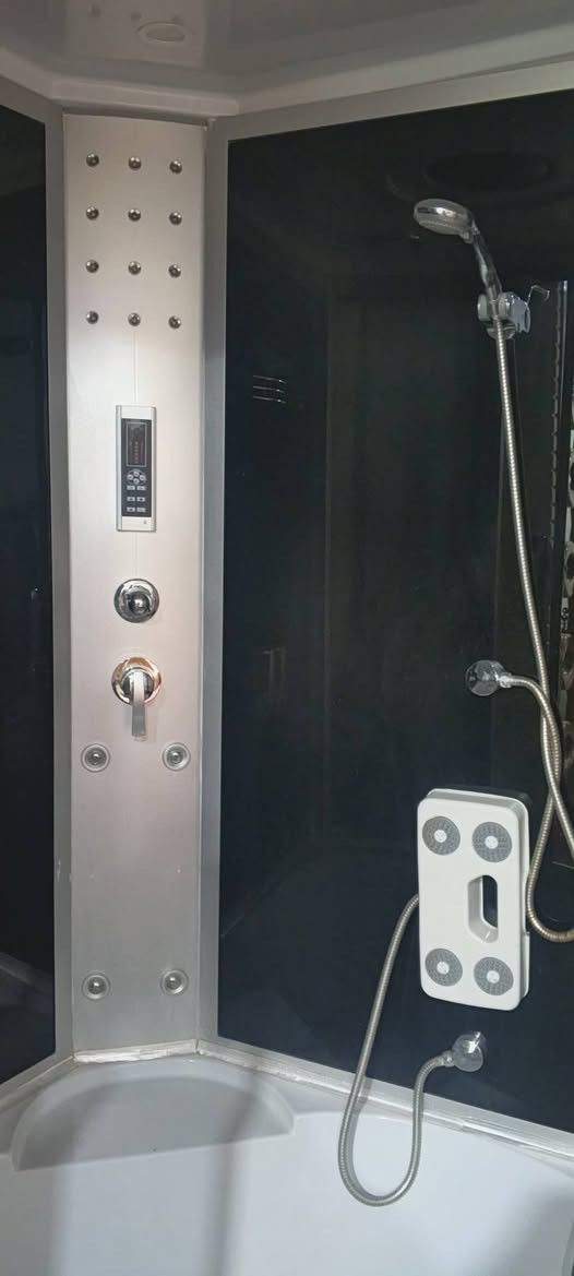 حمام جاهز للبيع 
فول مواصفات دوش سقفي ودوش تليفون وراديو وانارة وساحبة 
قياس 120*120 الحجم الكبير
اللون ابيض 
دفع الماء كلش قوي
مستخدم فترة قصيرة
السعر 850 الف نهايته 
***********
