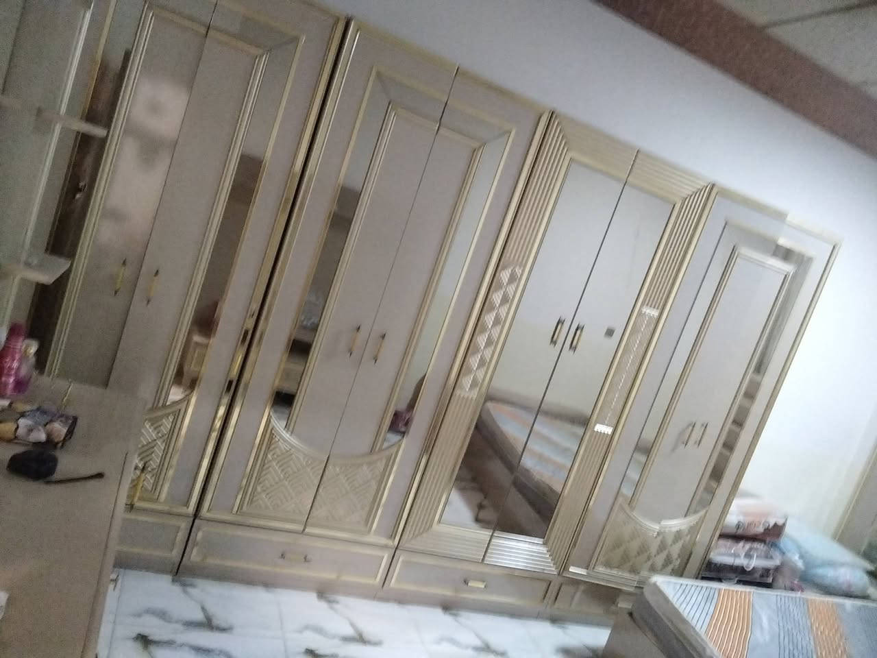 للبيع  غرفه 11 قطعه جديده بمعنى الكلمه ممستخدمه سعرها جوه سوك مليون ونص وياها دوشك ضغط الاصلي هديه 

*********** فقط واتساب 

*********** اتصال

