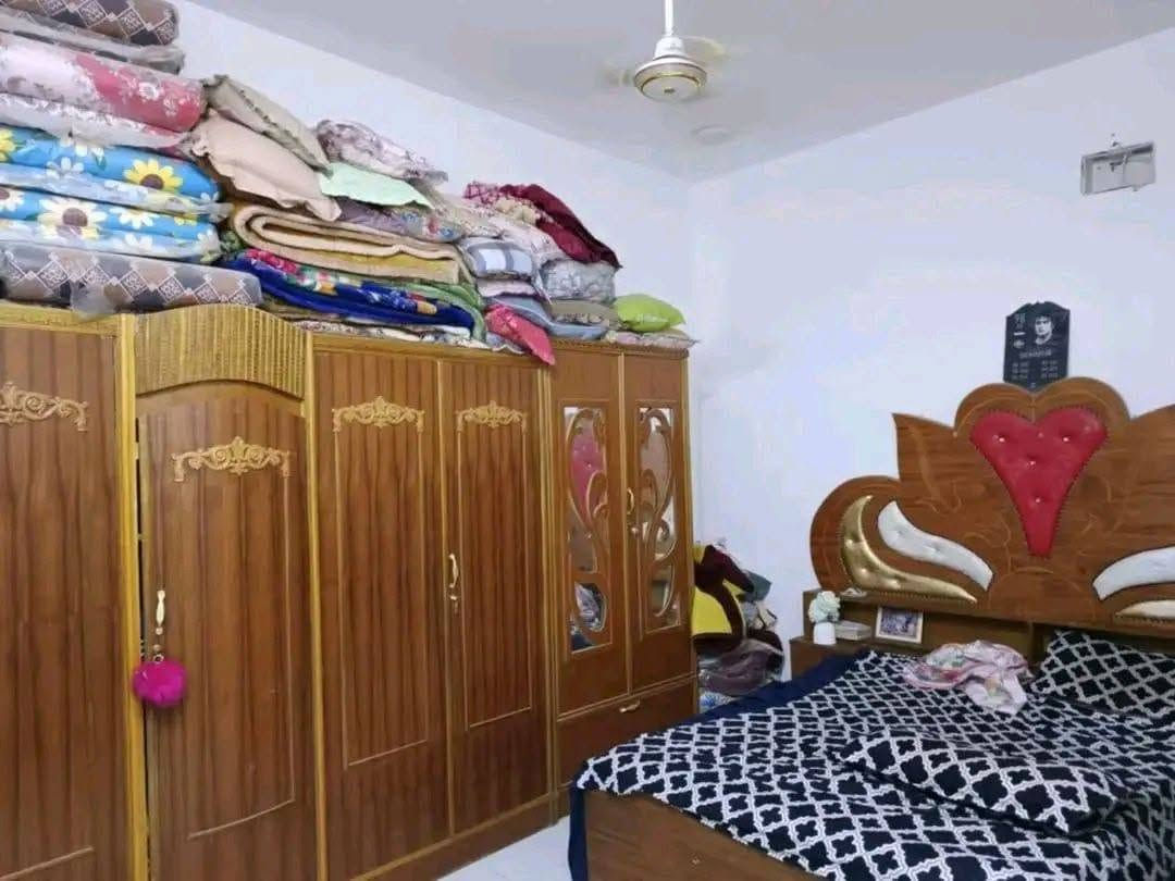 السلام عليكم حي العامل الامير الاولى فرع اسواق الميزان ف2 160 متر بناء حديث 2023 نهايتها غرفتين نوم ومطبخ واستقبال وصاله مناور اثنين وصحيات داخليه وخارجيه طابوق صب مسلح الارضي وااجداري بورسلين مبادره مطلوب 88 وتطلوعته ,90،  وبيه مجال للتواصل ***********
