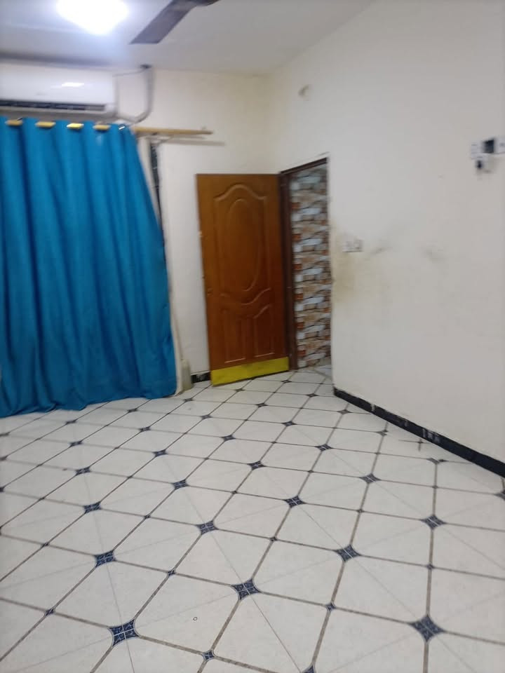 السلام عليكم 
بيت للبيع ‼️‼️ 
طابو صرف ٢٥٠ م. الواجهة 10 م والنزال 10 م
يتكون من طابقين
الطابق الاول يتكون من مطبخ كبير وحمام داخلي واستقبال  وحمام خارجي ومنور وحديقة داخلية.
الطابق الثاني يتكون من صاله وحمام و٤  غرف نوم.
بناء البيت حديث س/٢٠١٧ ويقع ع شارعين الشارع الأول شارع أسواق السفير /والثاني شارع مكتب الحياة  
موقع الدار / الديوانية الإسكان / 
للاستفسار/ مراسلة الصفحة 
أو الاتصال ع (***********)
