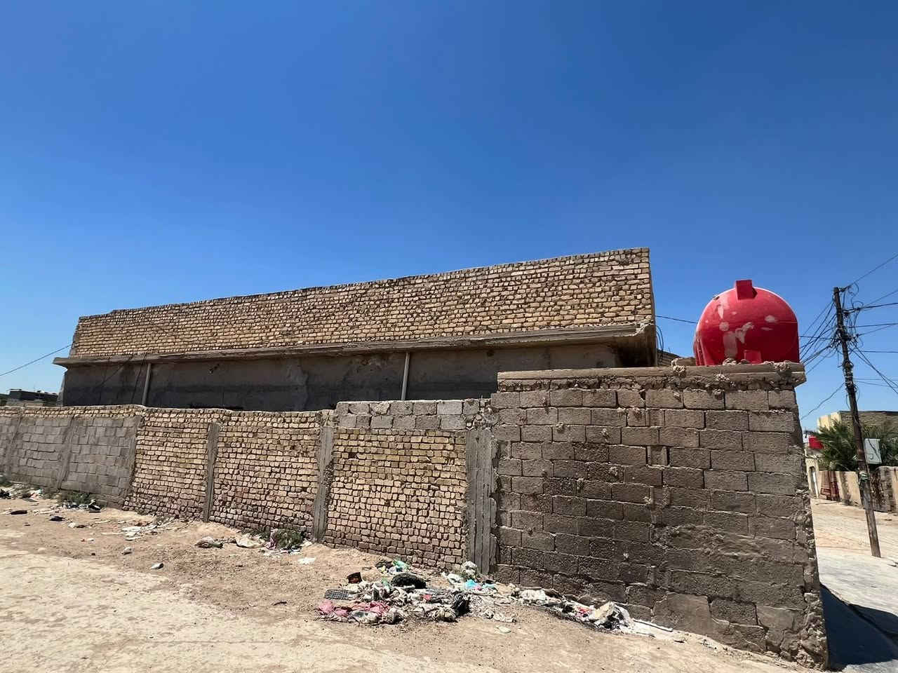 سلام عليكم
بيت للبيع منطقة الخماس مساحة ٣٠٠ متر
البيت متكون من طرمة وستقبال وصحيات خارجية ومطبخ وصالة وغرف نوم ٢ 
للاستفسار الاتصال 
***********
