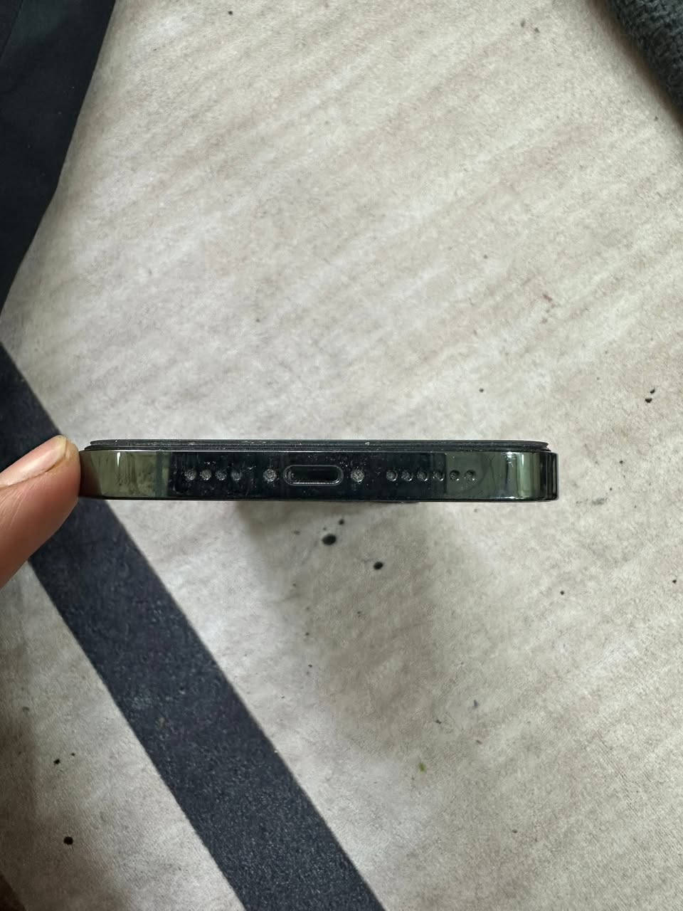 سلام عليكم جهاز 13برو ماكس جهاز نضيف فقط مبدل شاشه اصليه 3خيارات وبي خط خفيف بل شاشه وكلشي شغال بي بطاريته 85 فقط مبدل شاشه رقمي ***********  525وبي مجال قليل
