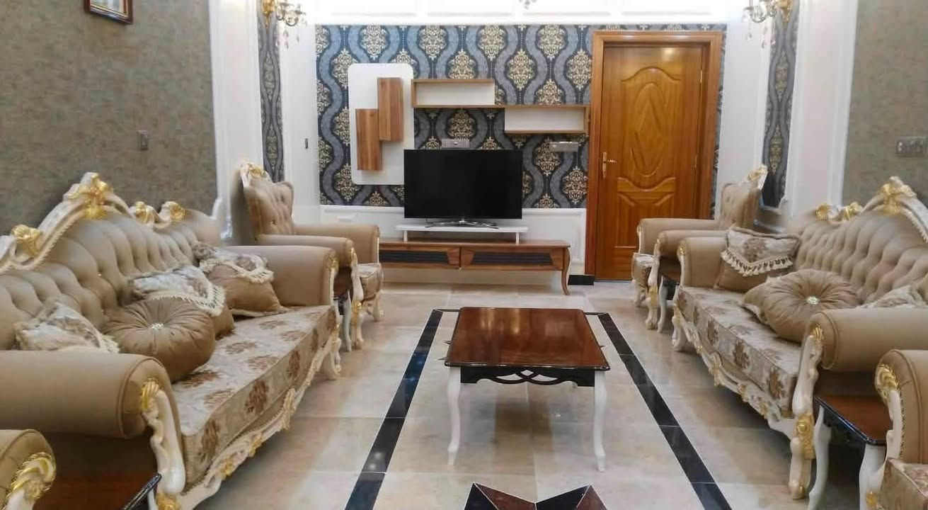 السلام عليكم 
للبيع دار سكن مساحة 176م في منطقة الشعب حي التجار 
مقابيل النادي العربي الرياضي بناء حديث 
يحتوي على 5 غرف منام سويت ارضيات مرمر.
5 حمامات + كراج صغير + حديقه 
للاستفسار اكثر مراجعة مكتب الجوهرة للوساطة العقارية
الكائن في حي البنوك شارع الكنيسة او الاتصال على الرقم 
***********
