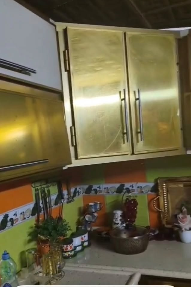 كاونتر المنيوم سطح مرمر مع فاترينه
العنوان بعداد الطالبية
السعر ٣٥٠ وبيه مجال  ***********
