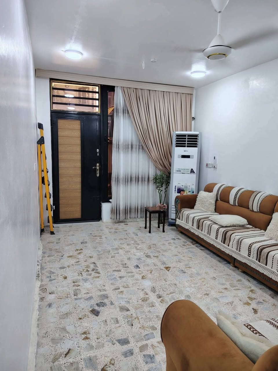 بيت للبيع ملك صرف قرب اسواق زاهر وابو مخلص المساحة الكلية ١٧٠ متر طابقين  يحتوي على غرف نوم 2 وهول عدد 1 واستقبال 2 وصحيات غربي 2 وشرقي 2 حمام عدد 2 مطبخ حراري عدد ا ومطبخ بارد عدد 2 ملاحظة البيت يباع من غير الأغراض السعر 170 مليون وبيه مجال قليل للاستفسار او الاتصال ***********
